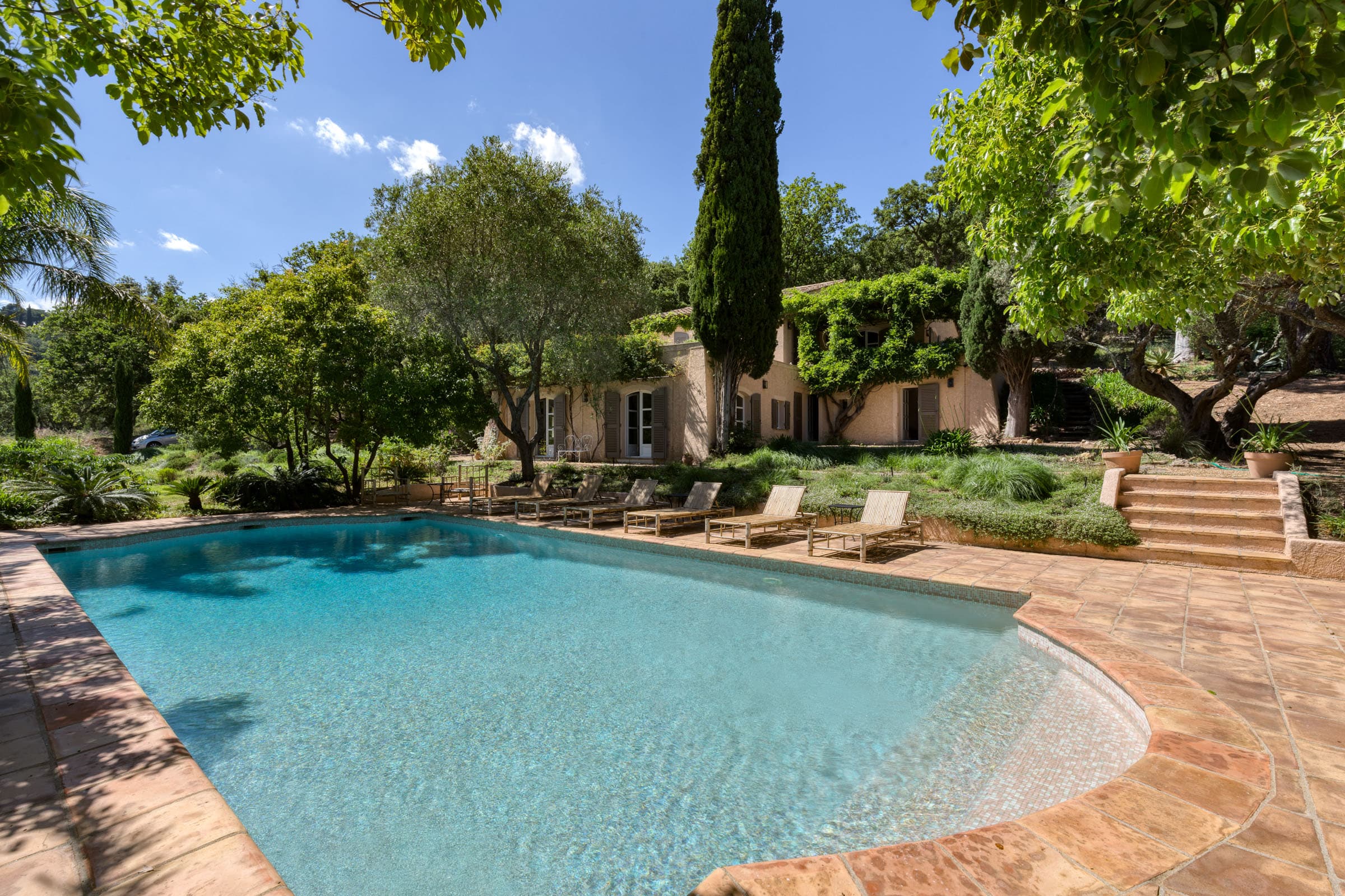Maison à vendre à Grimaud avec piscine chauffée. Espace détente entouré de verdure et terrasse ensoleillée avec vue sur le château.