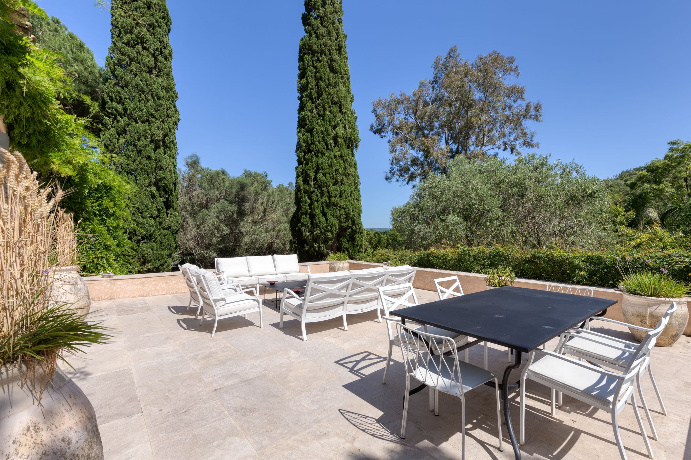 Belle terrasse orientée sud avec vue sur le château de Grimaud. Espace repas et détente dans une atmosphère paisible.