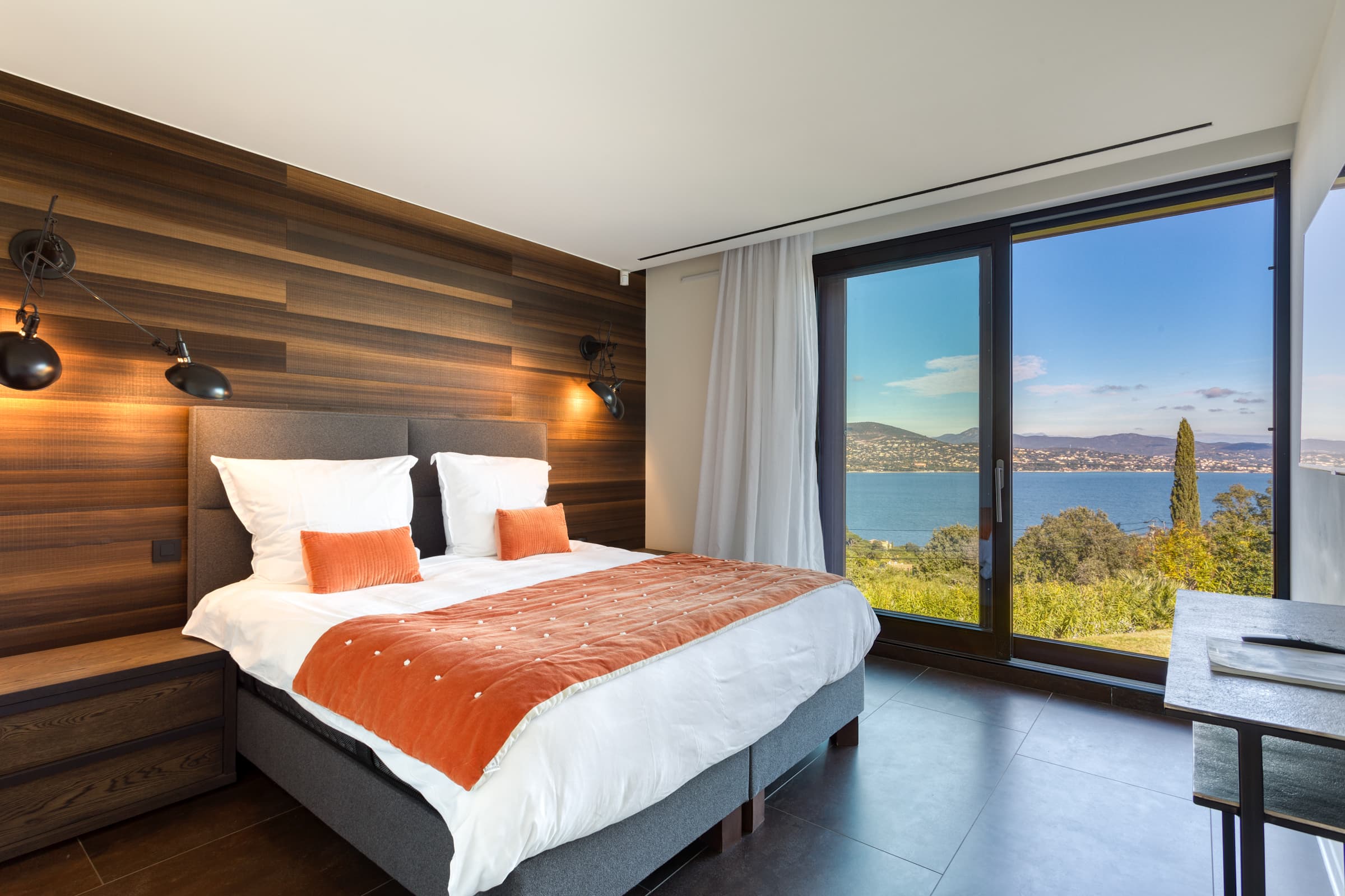 Villa à vendre à Gassin avec 6 chambres et salles de bains attenantes. Confort, intimité et luxe dans le Domaine de Sinopolis.