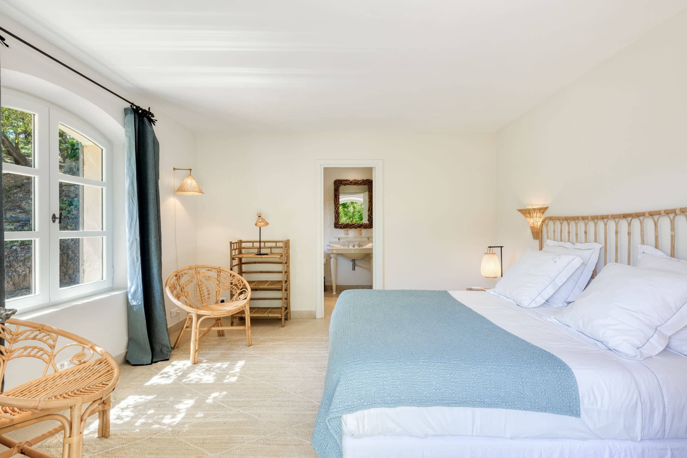 Maison à vendre à Grimaud avec chambres confortables et lumineuses, chacune avec salle de bain ou salle d’eau privée.