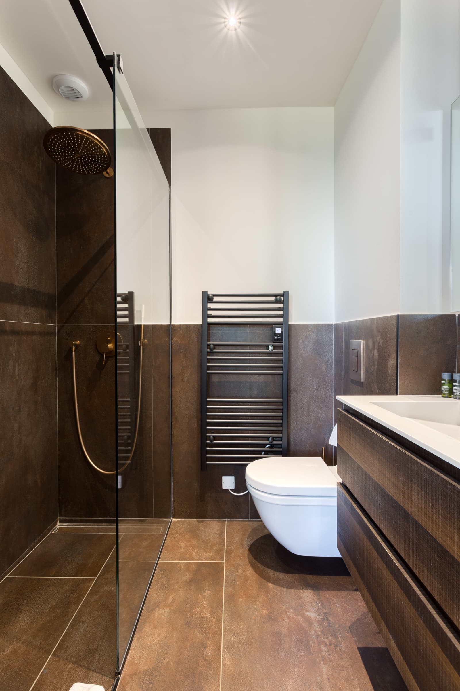 Salle d’eau contemporaine dans villa de luxe à vendre à Gassin, Domaine de Sinopolis. Finitions haut de gamme et confort optimal.