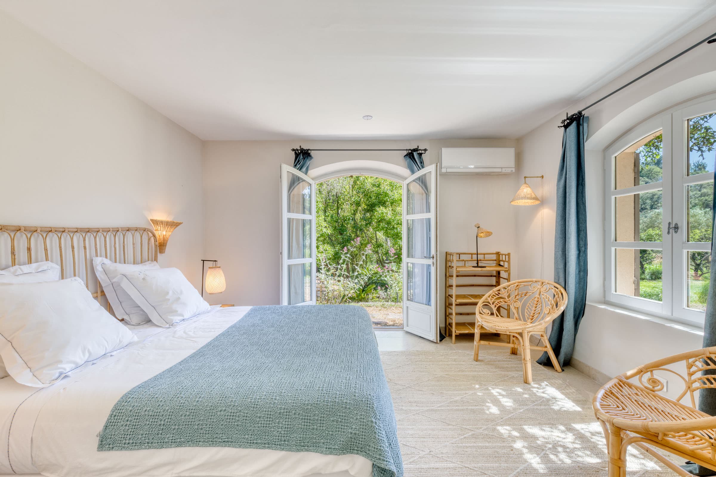 Maison à vendre à Grimaud avec chambres confortables et lumineuses, chacune avec salle de bain ou salle d’eau privée.