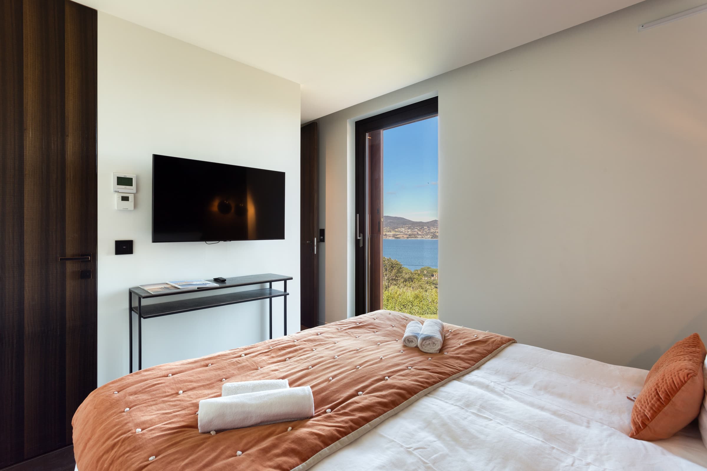 Villa à vendre à Gassin avec 6 chambres et salles de bains attenantes. Confort, intimité et luxe dans le Domaine de Sinopolis.