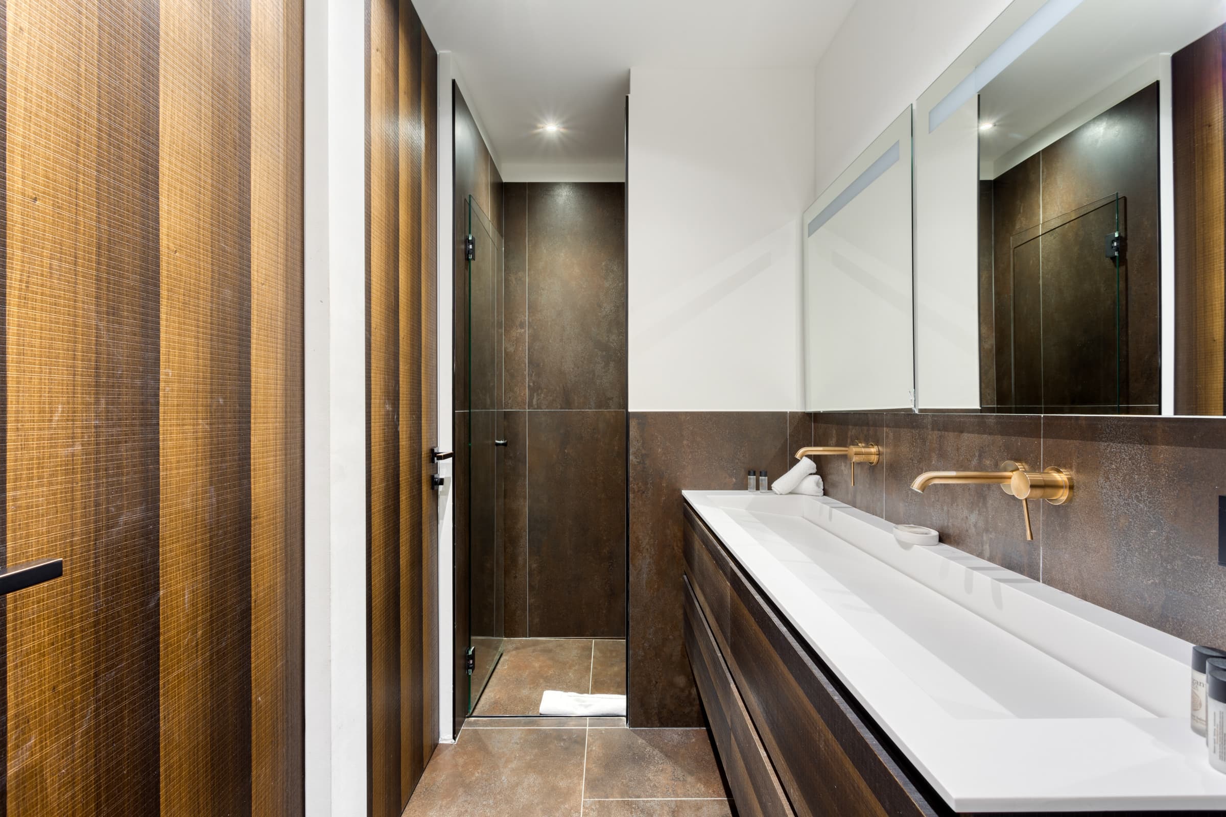 Salle d’eau contemporaine dans villa de luxe à vendre à Gassin, Domaine de Sinopolis. Finitions haut de gamme et confort optimal.