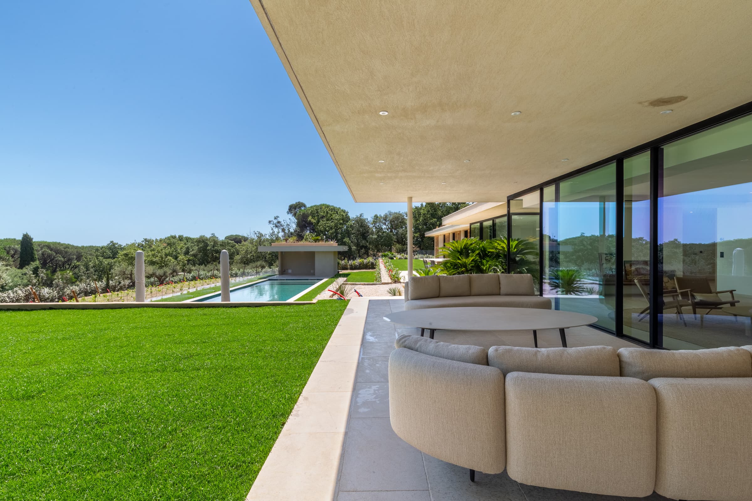 Villa de luxe à vendre à Ramatuelle : terrasse avec vue mer et plages de Pampelonne, idéale pour recevoir.