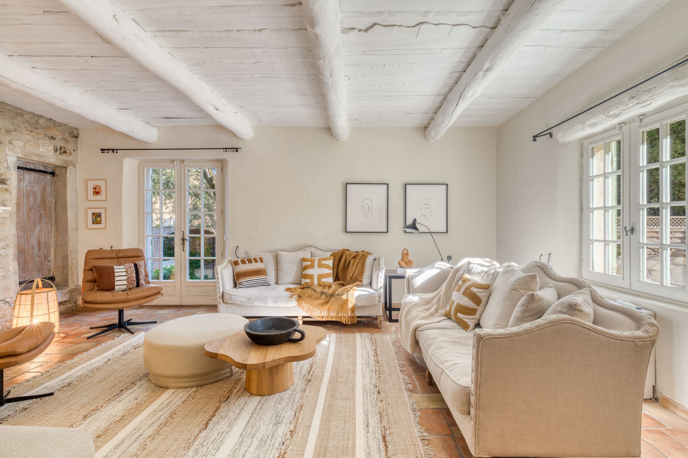 Salon spacieux et lumineux d’une villa à vendre à Maubec, bastide charmante avec cheminée et accès à la terrasse, 4 chambres, parfait état.