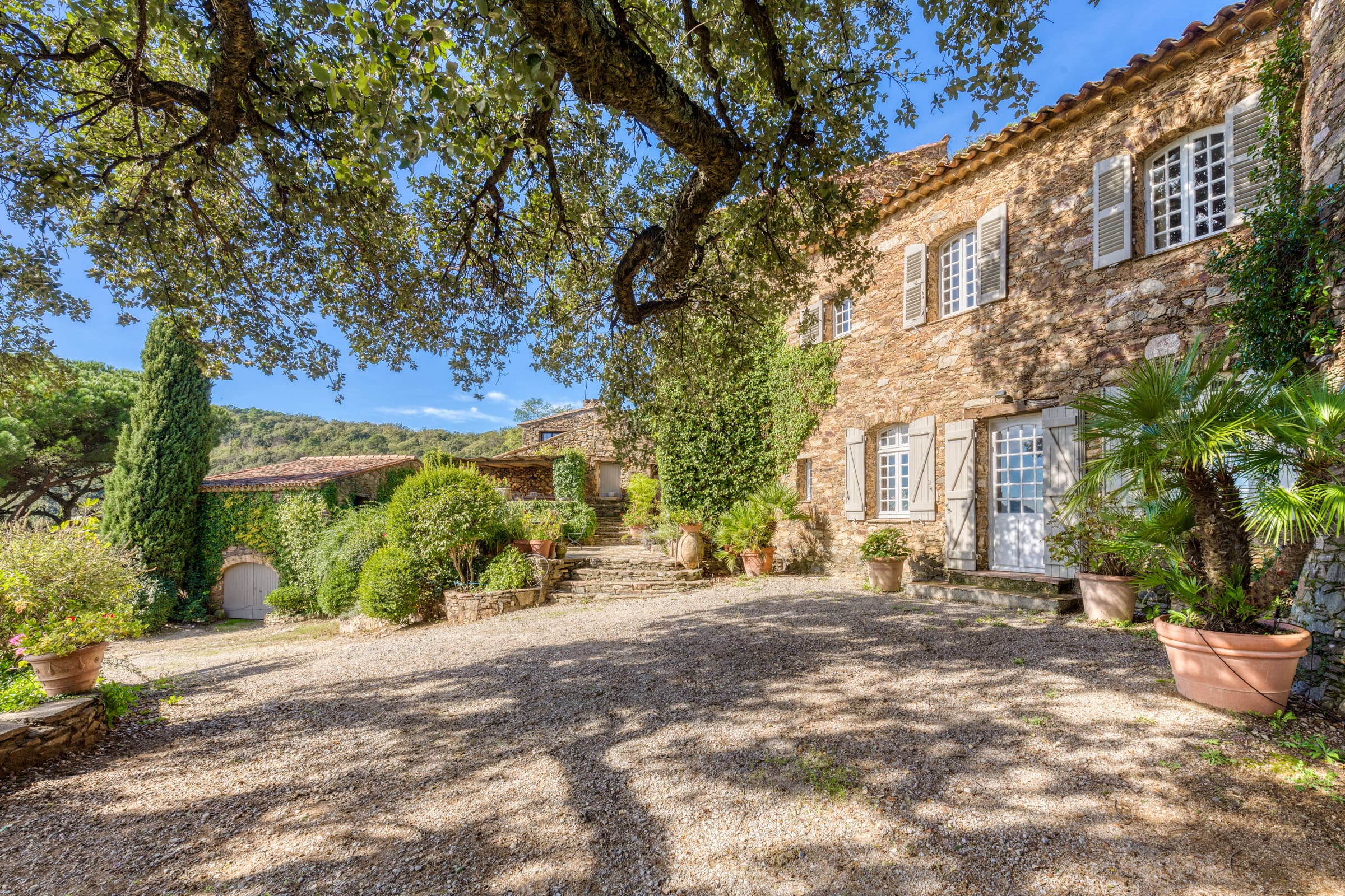 Propriété à vendre composée de 5 maisons et un studio à La Garde-Freinet, avec vue panoramique sur les collines du Golfe de Saint-Tropez.