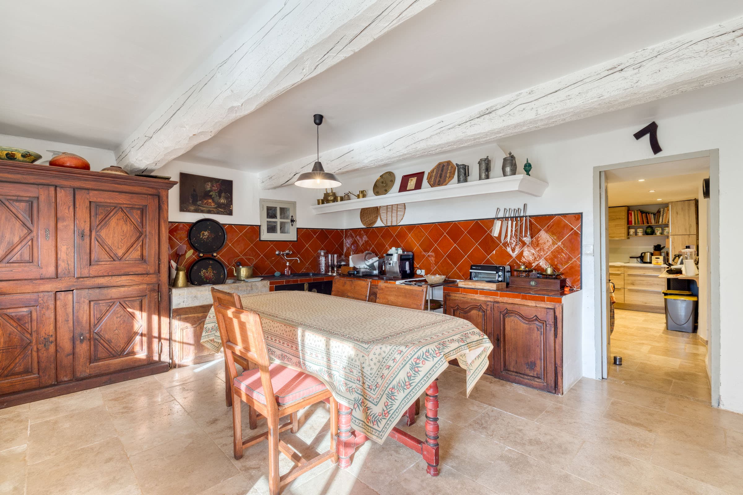 Cuisine familiale avec arrière-cuisine, parfaitement aménagée dans une Bastide en vente à La Garde-Freinet.