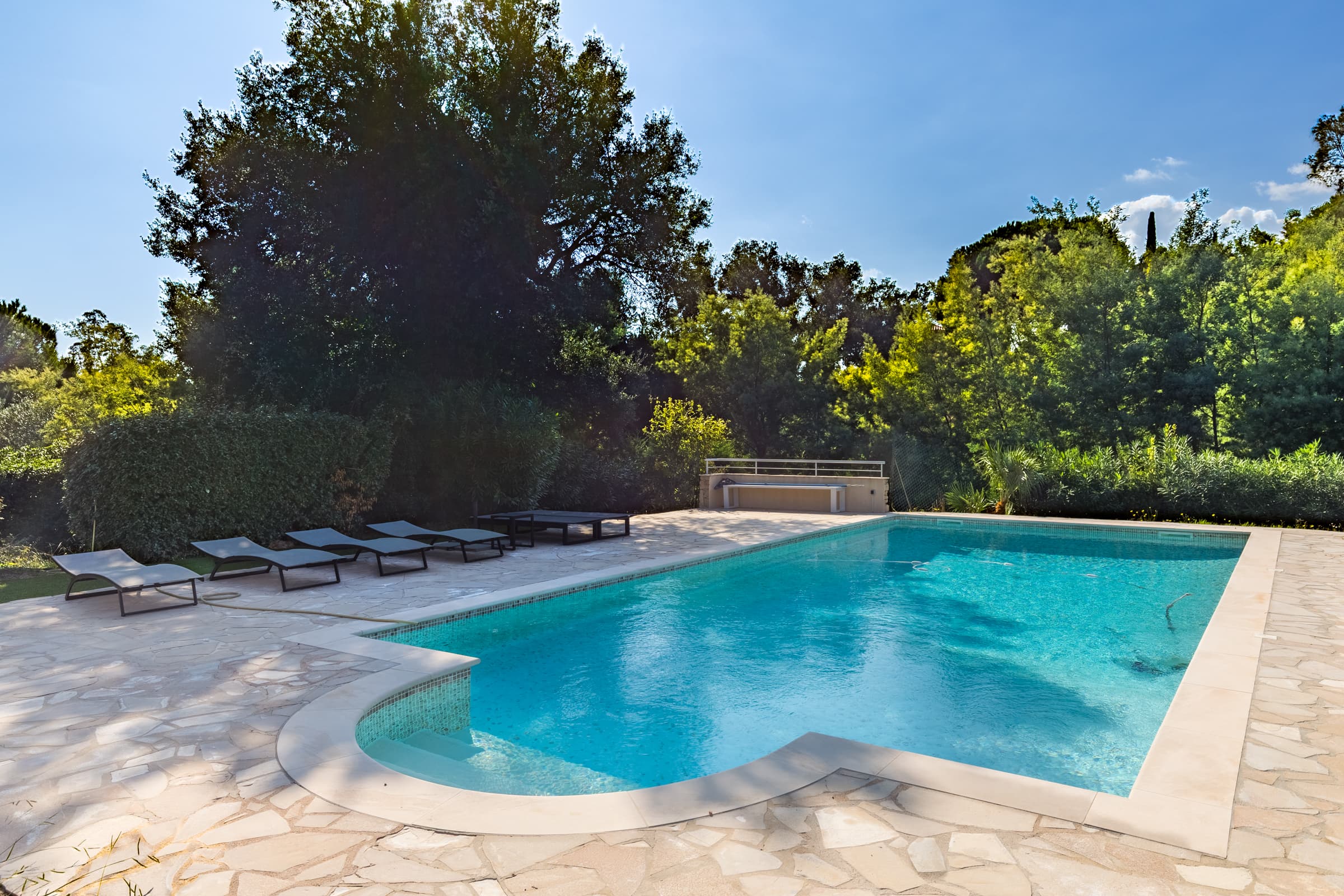 Grands espaces extérieurs orientés sud avec solarium. Détente et soleil garantis à deux pas de la mer.