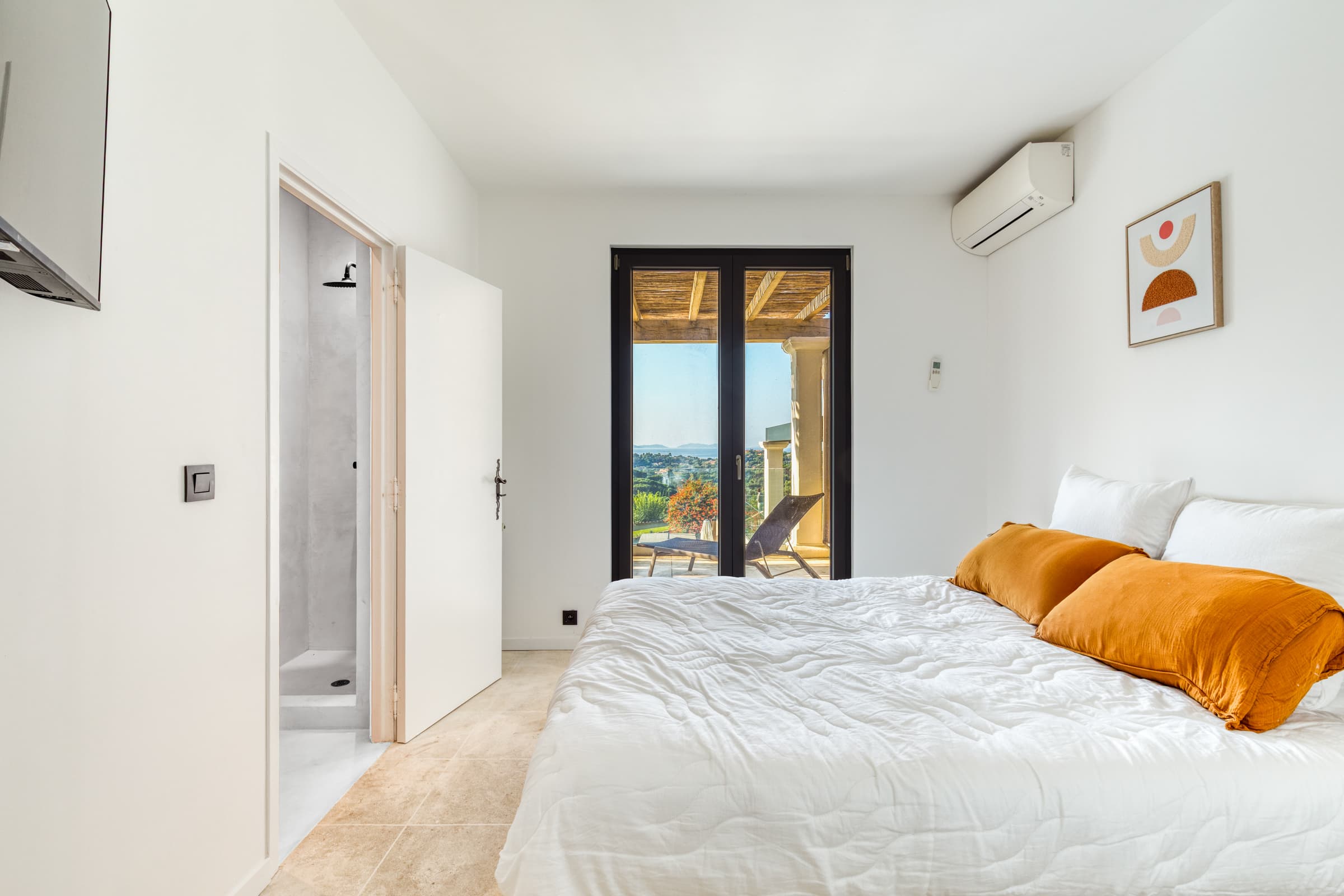 Chambre d’amis raffinée ouvrant sur le jardin méditerranéen. Villa d’exception à vendre à La Croix-Valmer, secteur Gigaro, confort absolu.