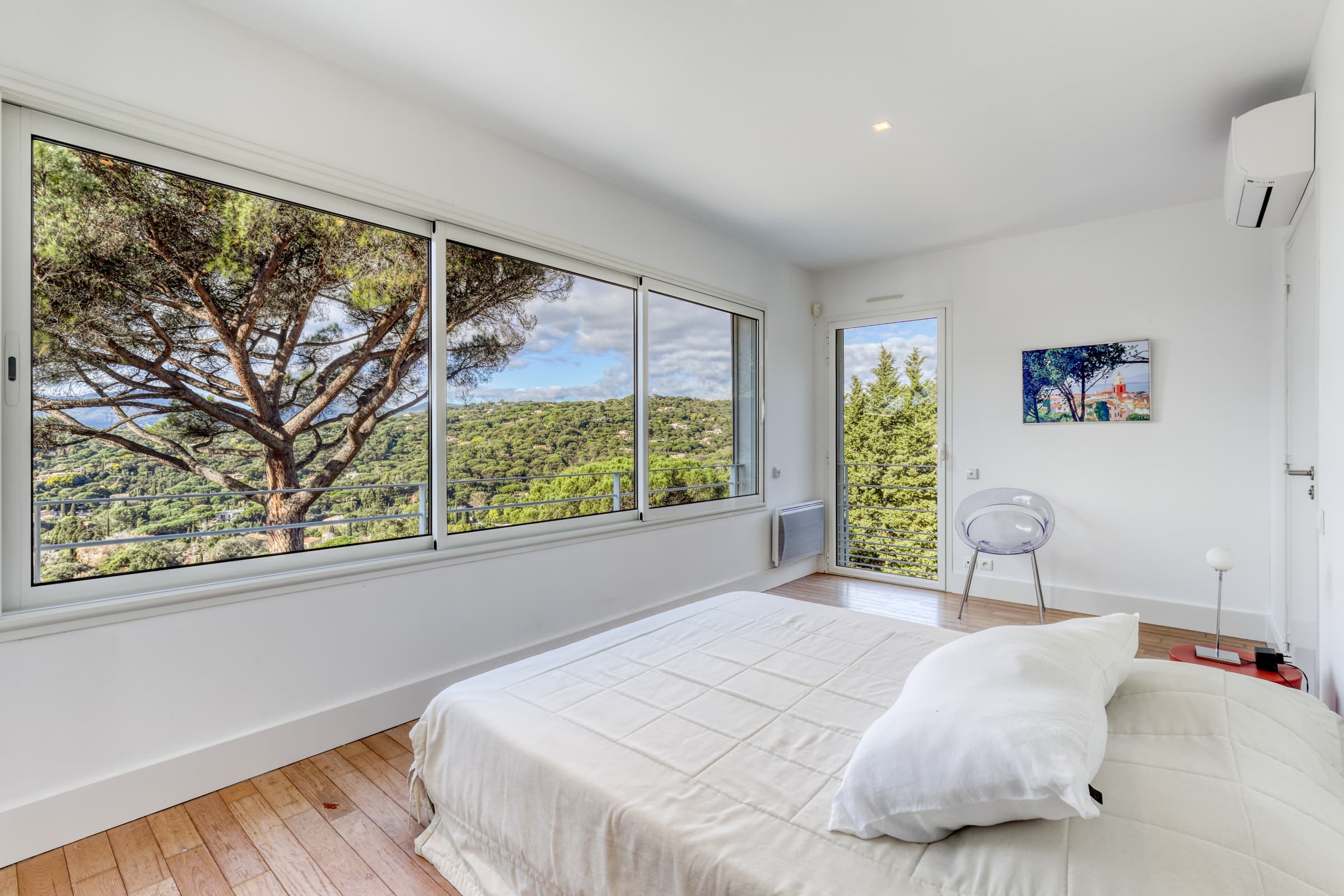 Suite parentale avec salle de bains et terrasse pour cette villa à vendre à La Croix-Valmer.