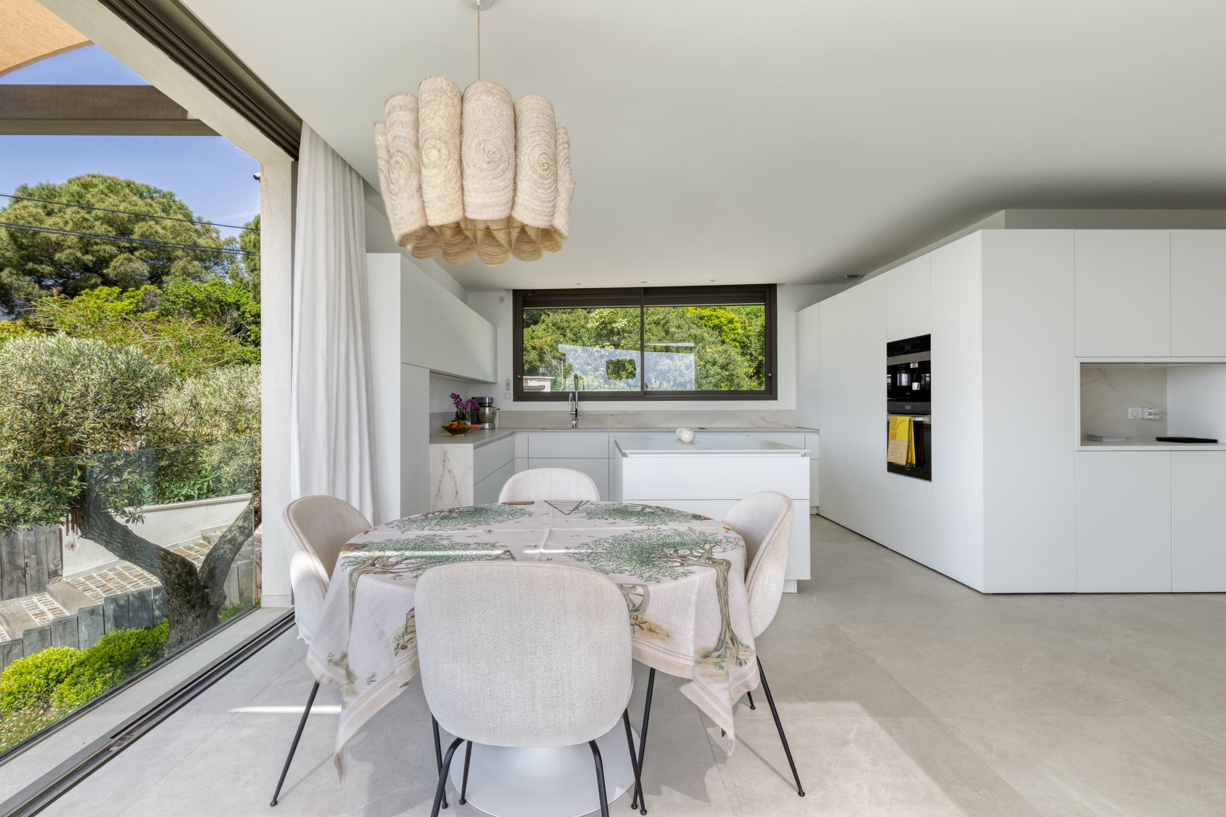 Cuisine contemporaine avec îlot central et finitions raffinées, idéale pour cuisiner face à la mer.