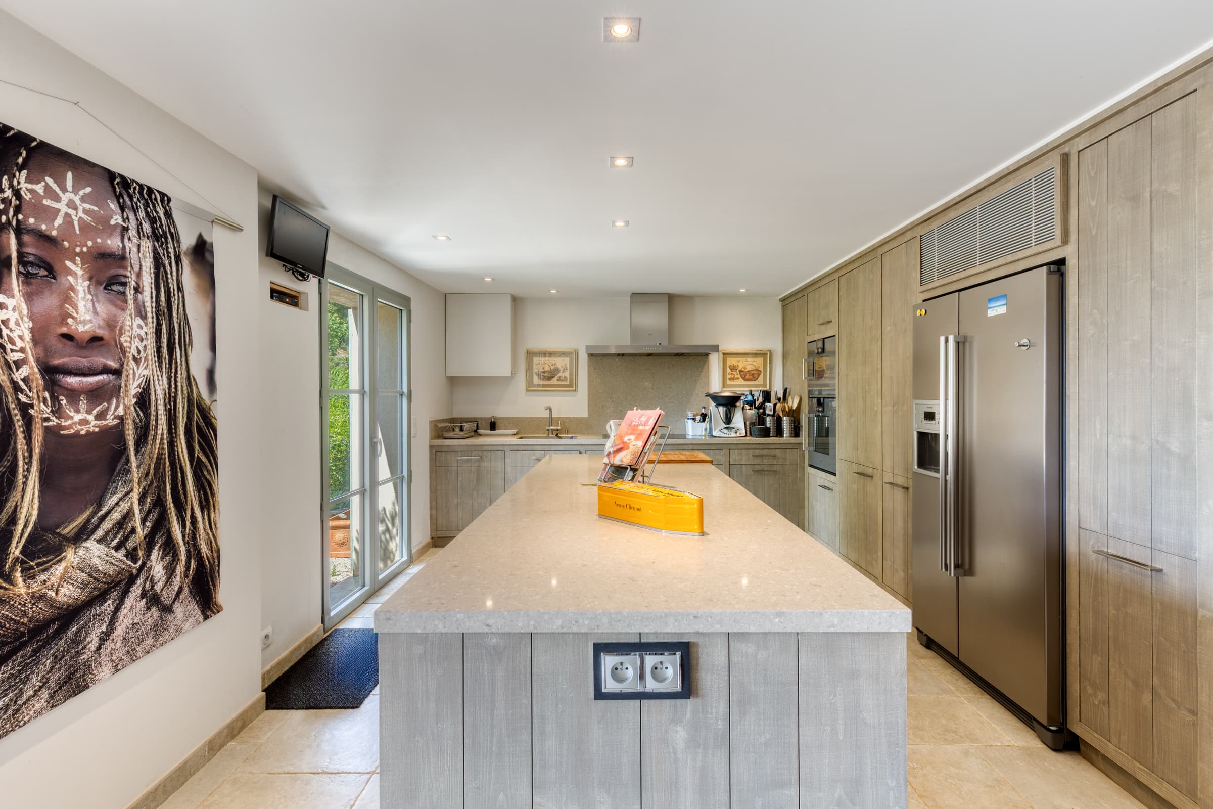 Cuisine design dans villa à vendre La Croix-Valmer, ouverte sur le salon et la terrasse