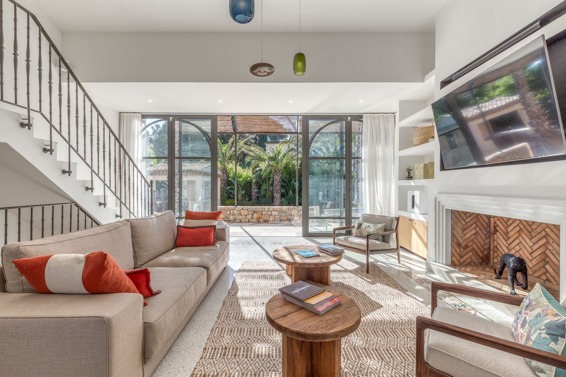 Séjour spacieux avec grande hauteur sous plafond dans une villa neuve à vendre à Saint-Tropez, finitions premium et accès terrasse 