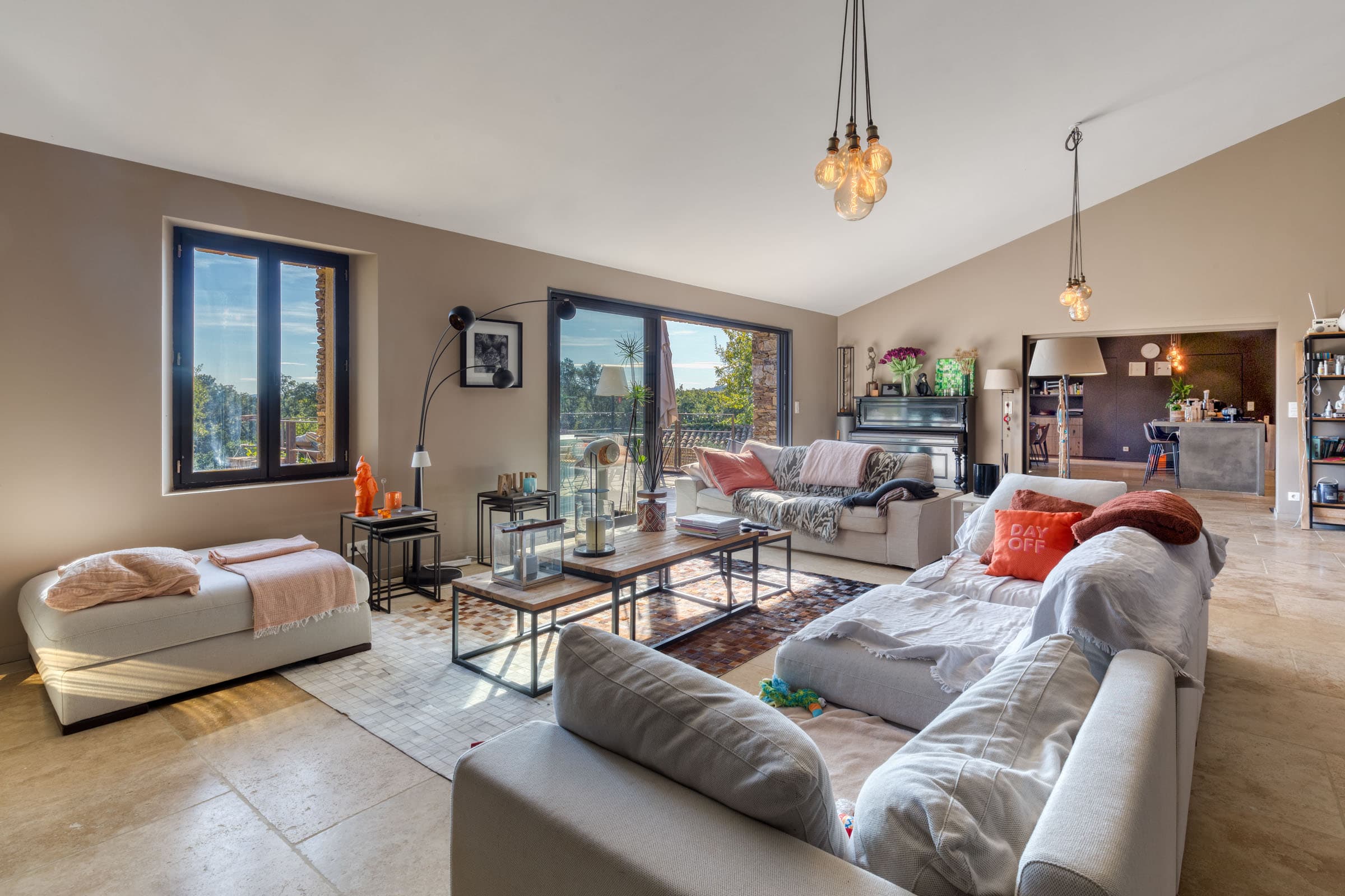 Salon lumineux et élégant de 70 m² dans cette propriété unique à vendre à La Garde-Freinet, parfait pour recevoir et profiter de la vue panoramique sur le Golfe.