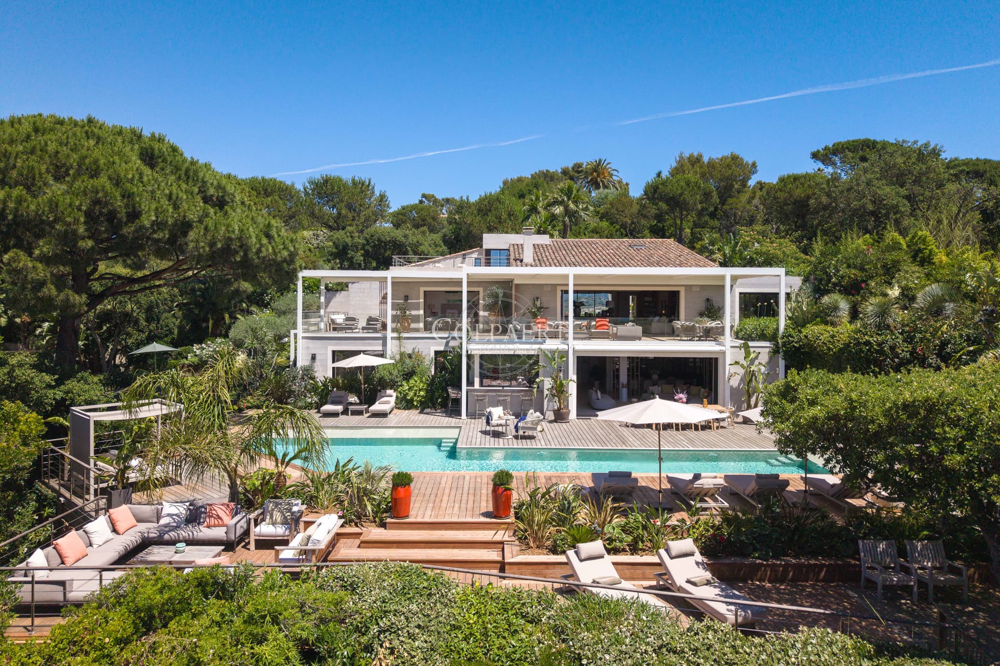 Façade contemporaine d'une villa de luxe à vendre à proximité immédiate des plages de Pampelonne et de Saint-Tropez.