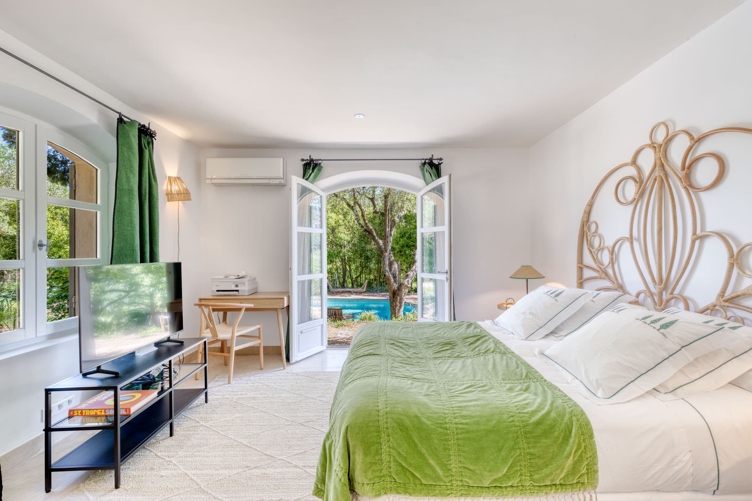 Maison à vendre à Grimaud avec chambres confortables et lumineuses, chacune avec salle de bain ou salle d’eau privée.