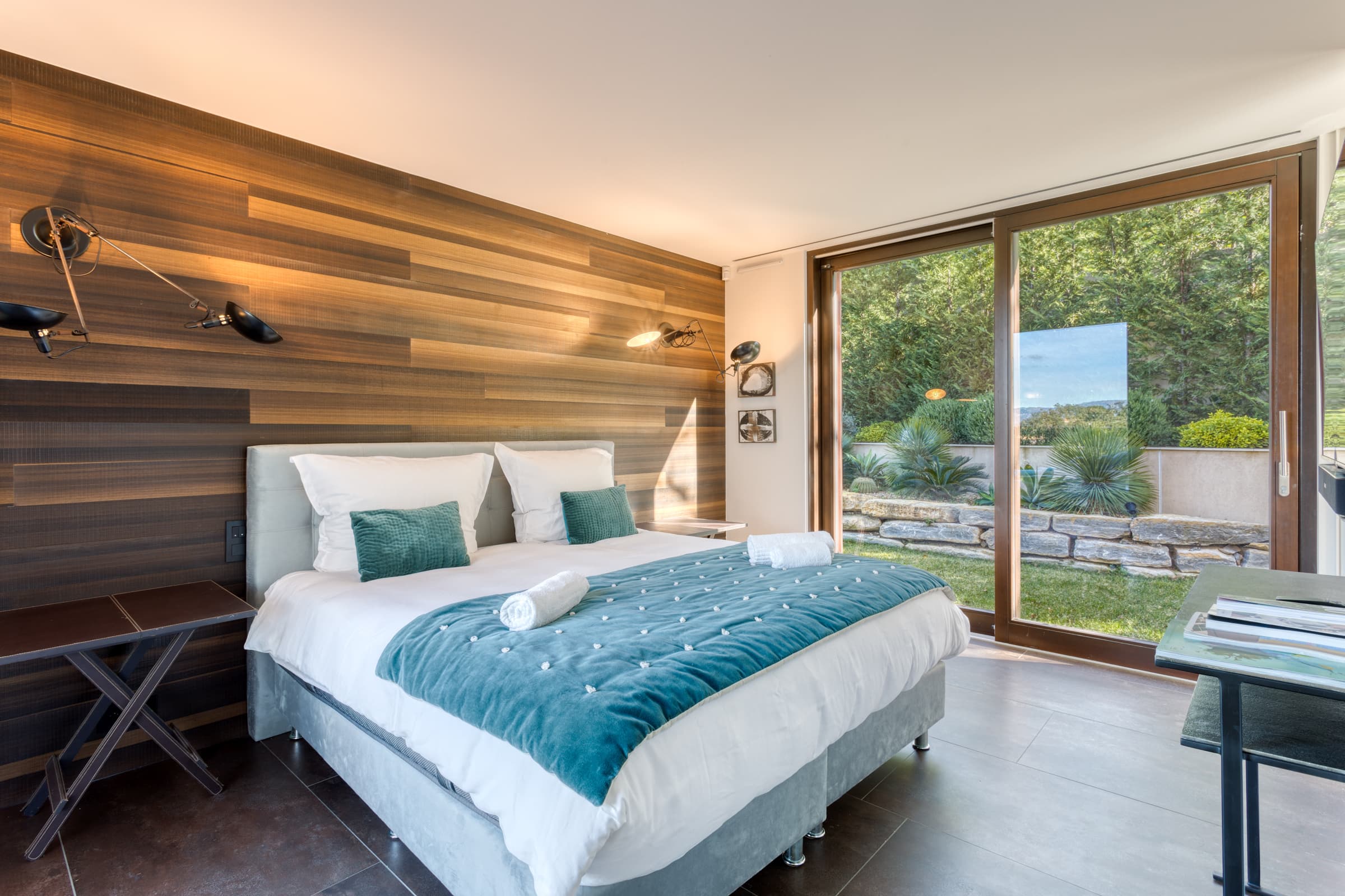 Villa à vendre à Gassin avec 6 chambres et salles de bains attenantes. Confort, intimité et luxe dans le Domaine de Sinopolis.