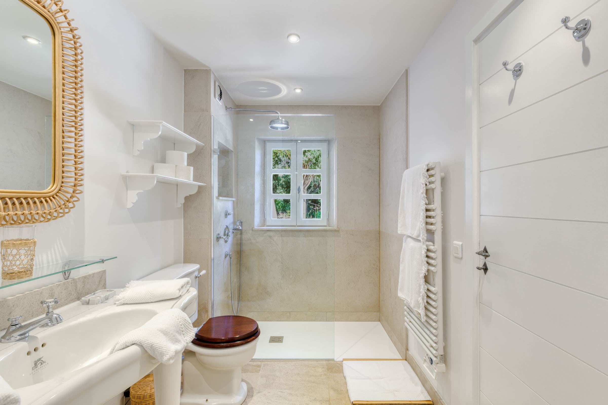 Salles de bain raffinées dans maison à vendre à Grimaud. Matériaux de qualité et atmosphère relaxante, style provençal.