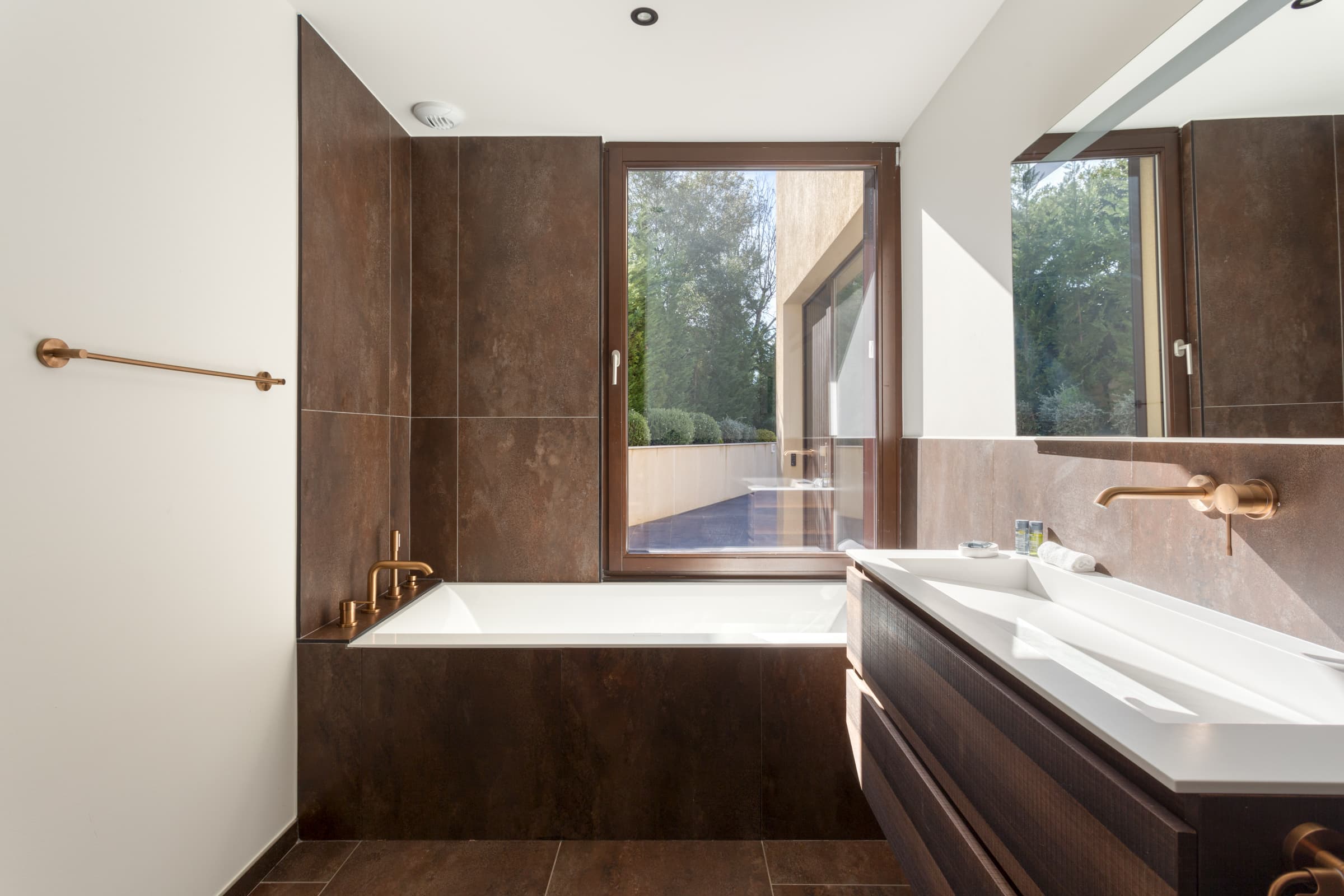 Salles de bain raffinées dans villa de luxe à vendre à Gassin. Design contemporain et matériaux haut de gamme, confort optimal.