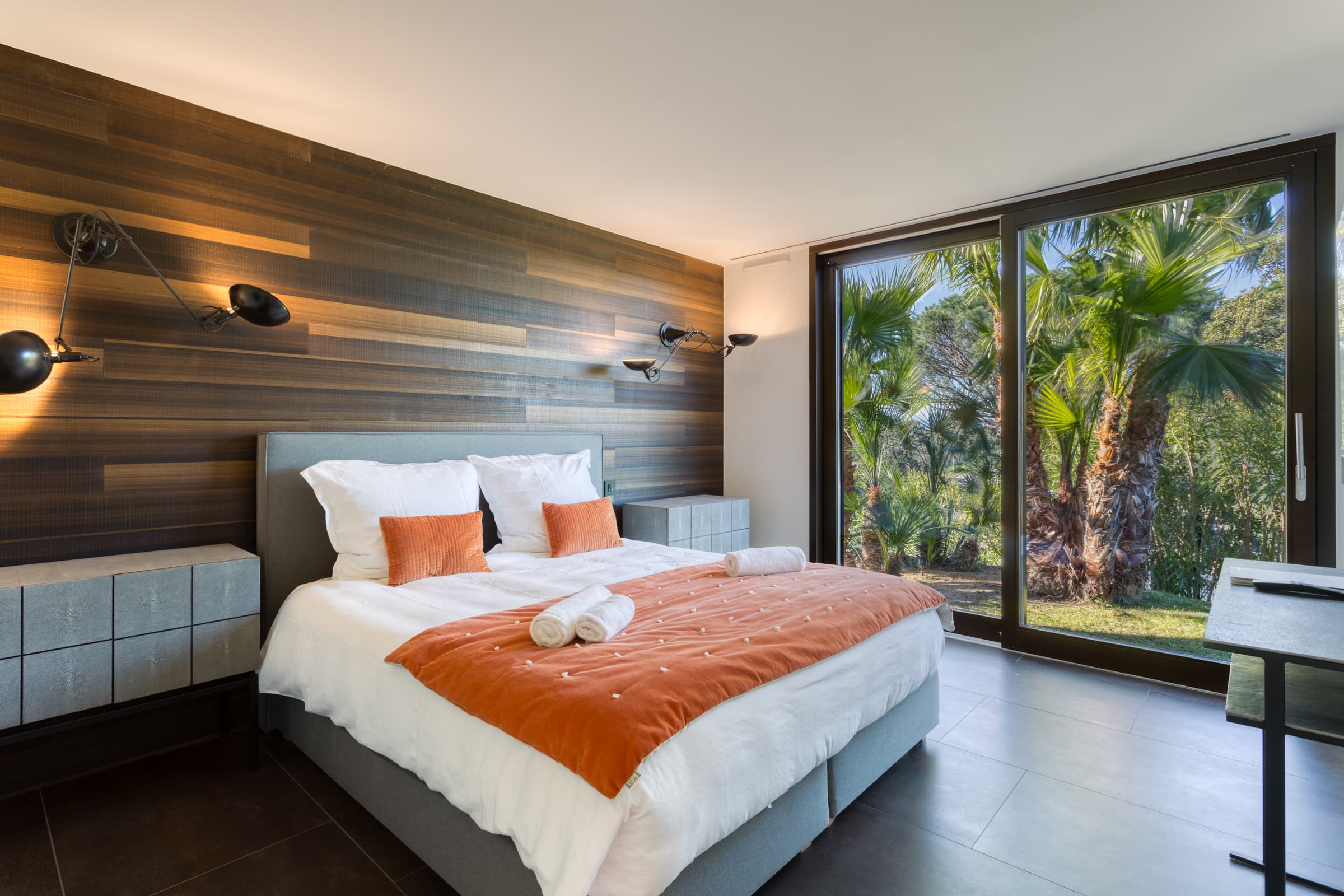 Villa à vendre à Gassin avec 6 chambres et salles de bains attenantes. Confort, intimité et luxe dans le Domaine de Sinopolis.