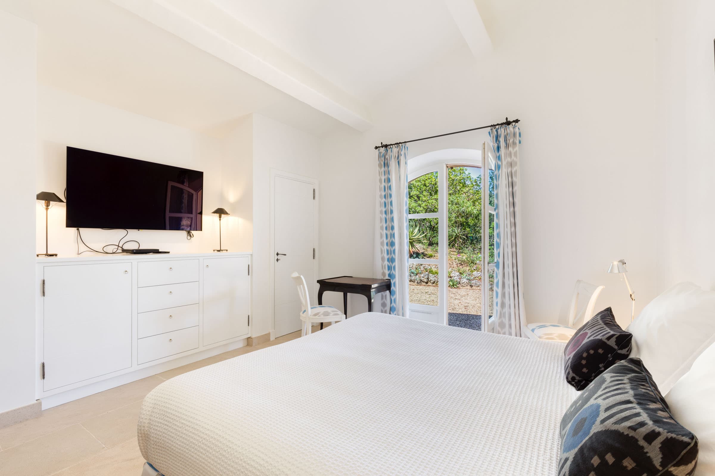 Maison à vendre à Grimaud avec chambres confortables et lumineuses, chacune avec salle de bain ou salle d’eau privée.