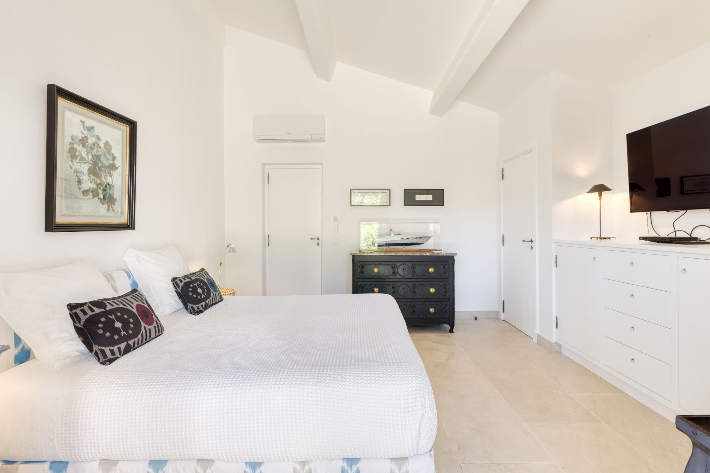 Maison à vendre à Grimaud avec chambres confortables et lumineuses, chacune avec salle de bain ou salle d’eau privée.