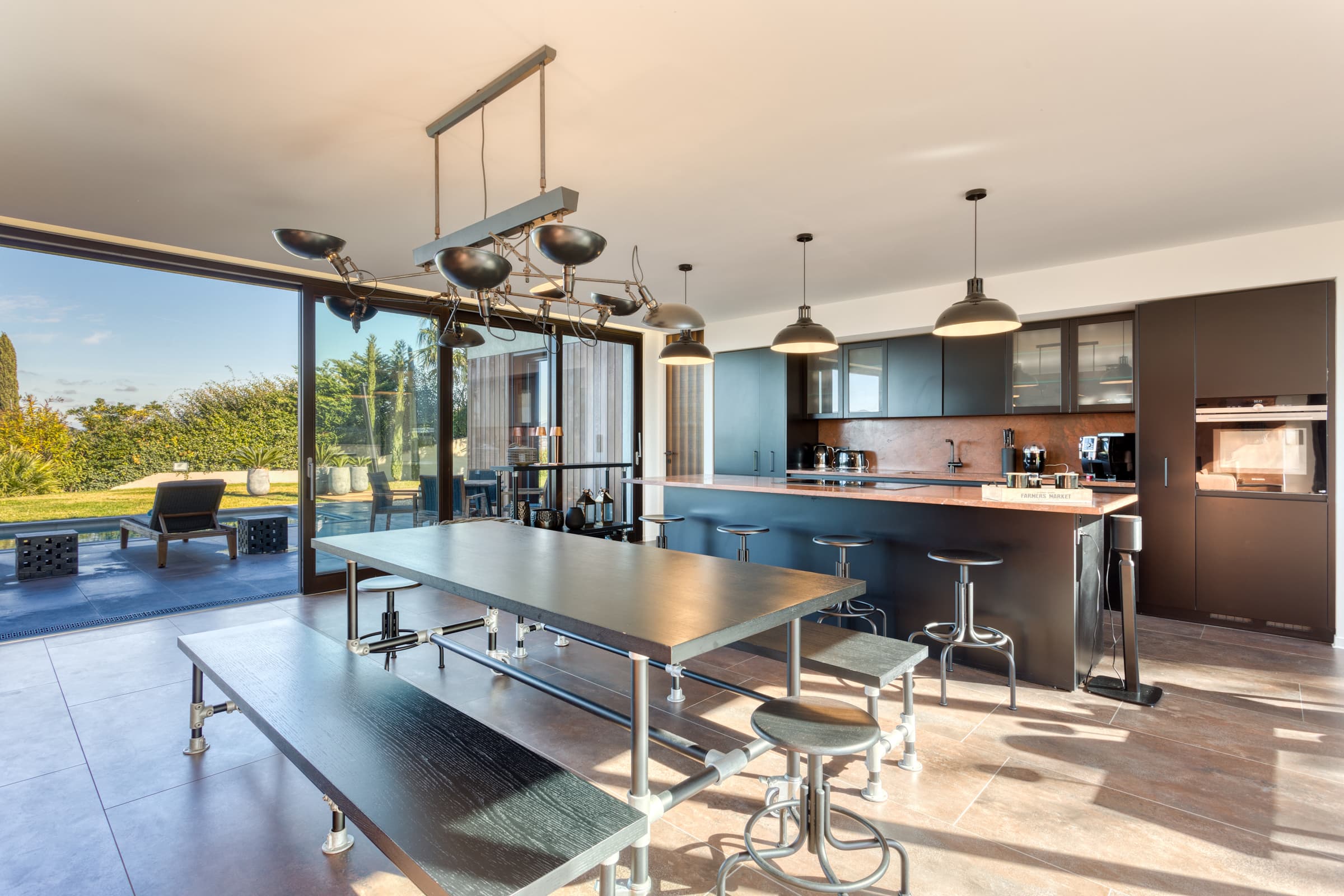 Salle à manger élégante avec vue mer à Gassin. Villa contemporaine à vendre dans le Domaine de Sinopolis, design raffiné et lumineux.
