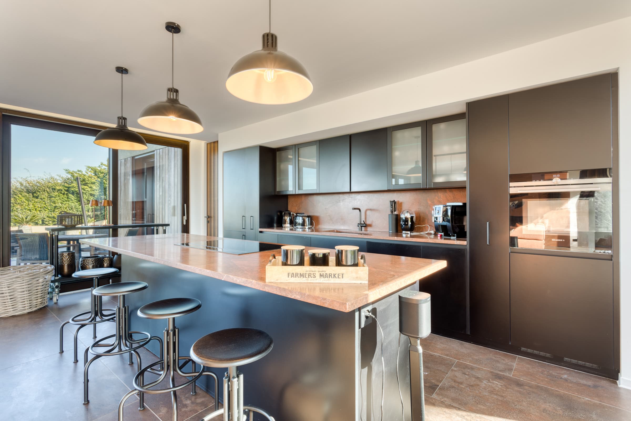 Cuisine ouverte entièrement équipée dans villa à vendre à Gassin. Espace convivial, lumineux et accès facile aux terrasses et piscine.