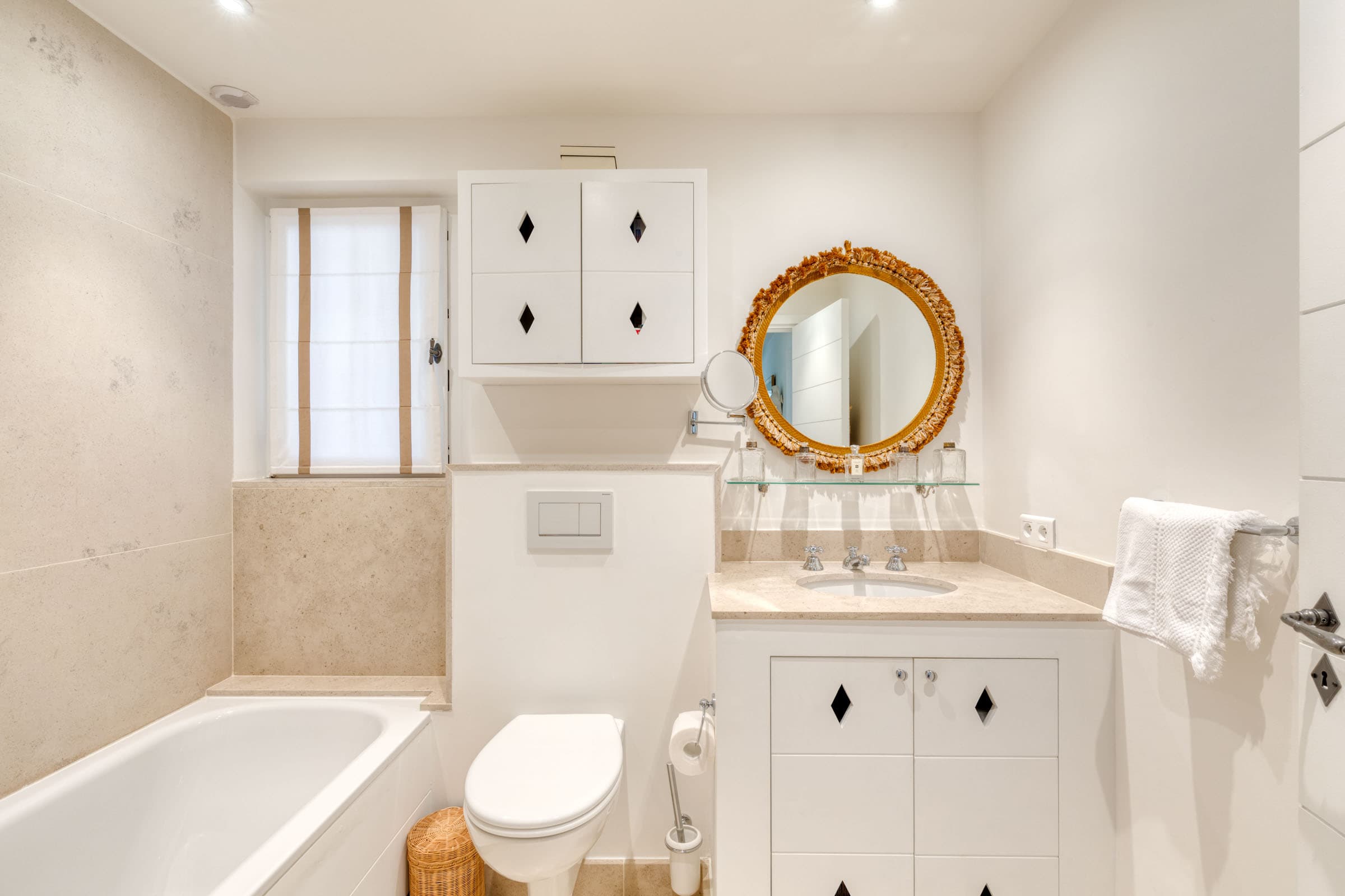 Salles de bain raffinées dans maison à vendre à Grimaud. Matériaux de qualité et atmosphère relaxante, style provençal.