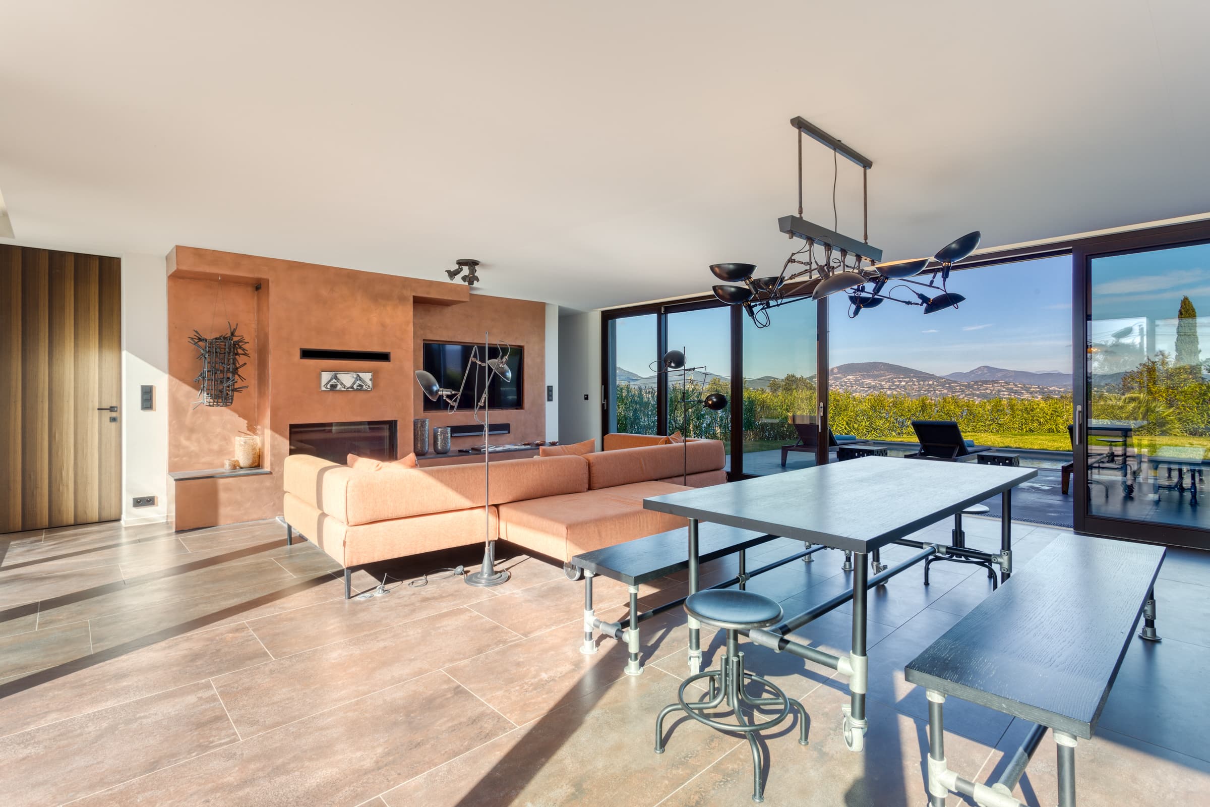 Salle à manger élégante avec vue mer à Gassin. Villa contemporaine à vendre dans le Domaine de Sinopolis, design raffiné et lumineux.