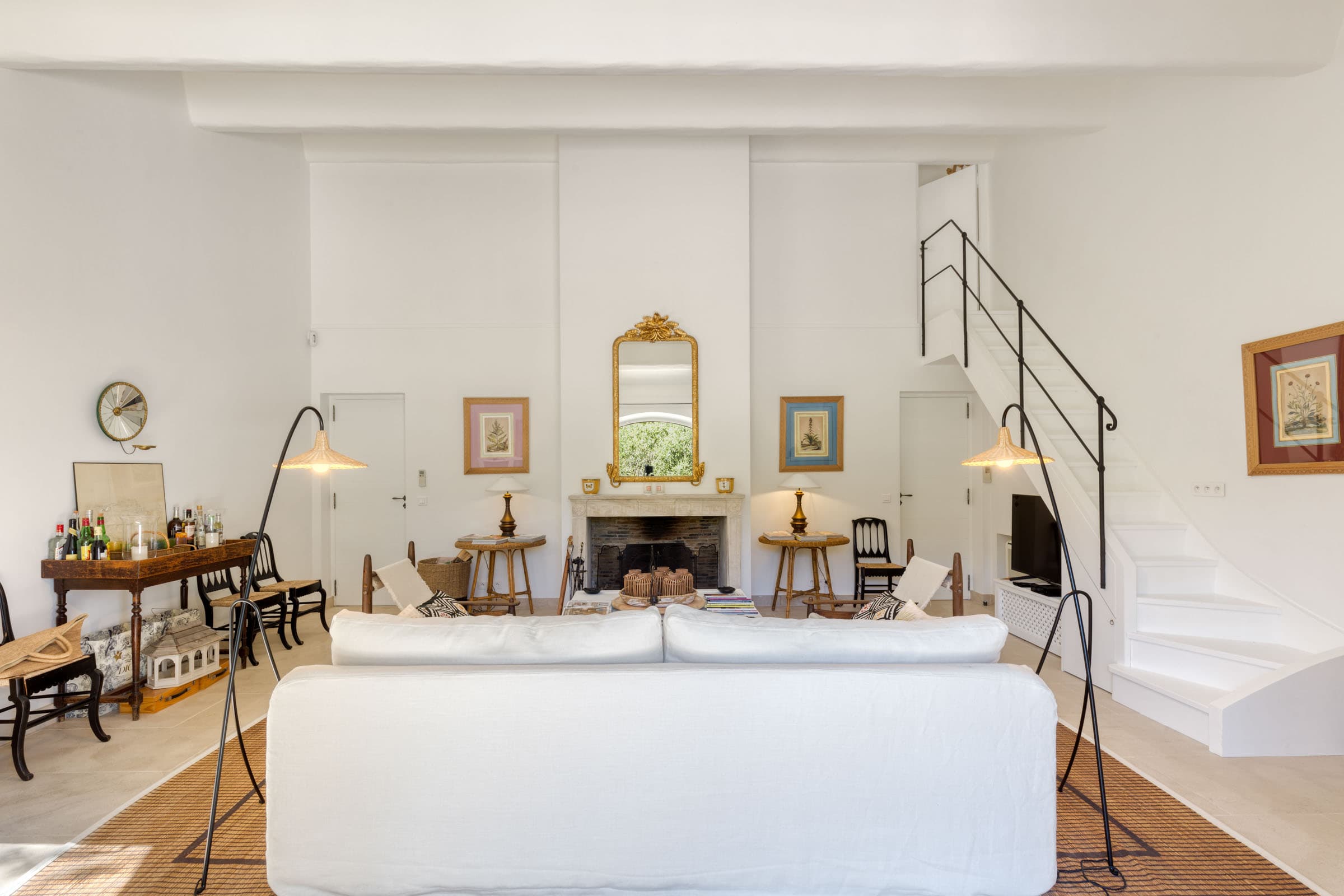 Salon chaleureux avec cheminée dans maison de campagne à vendre à Grimaud. Accès terrasse et ambiance provençale authentique.