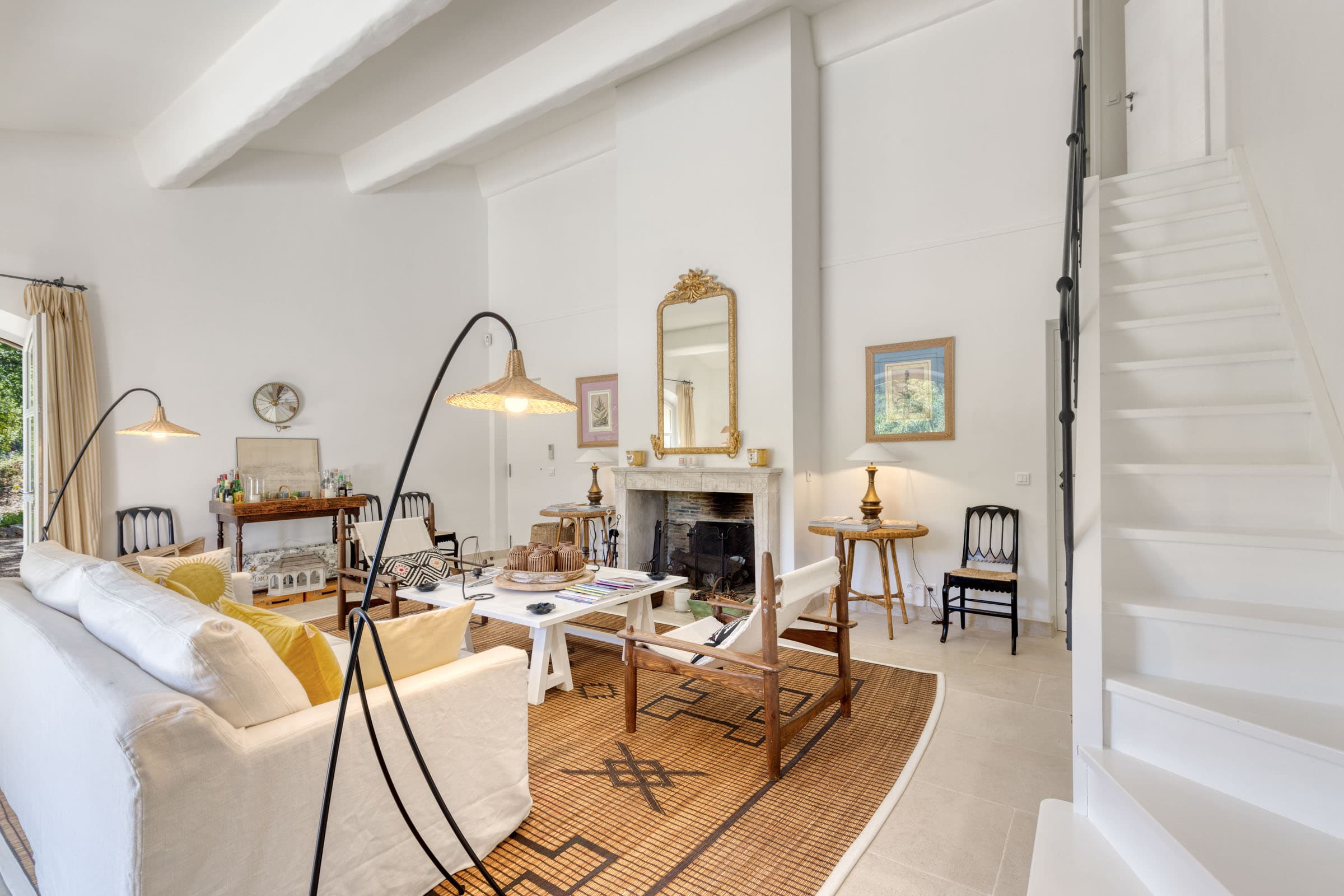 Salon chaleureux avec cheminée dans maison de campagne à vendre à Grimaud. Accès terrasse et ambiance provençale authentique.