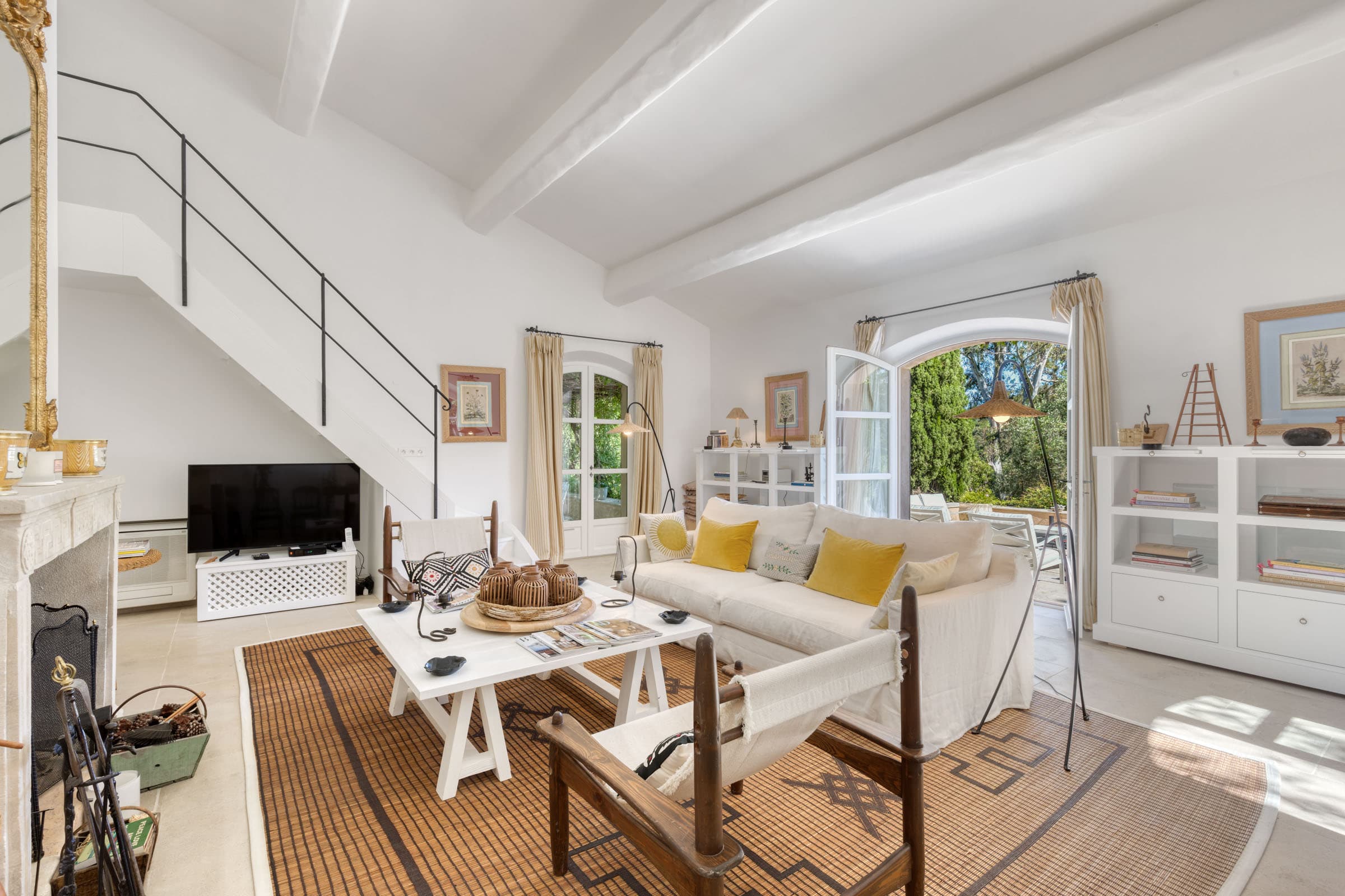 Salon chaleureux avec cheminée dans maison de campagne à vendre à Grimaud. Accès terrasse et ambiance provençale authentique.