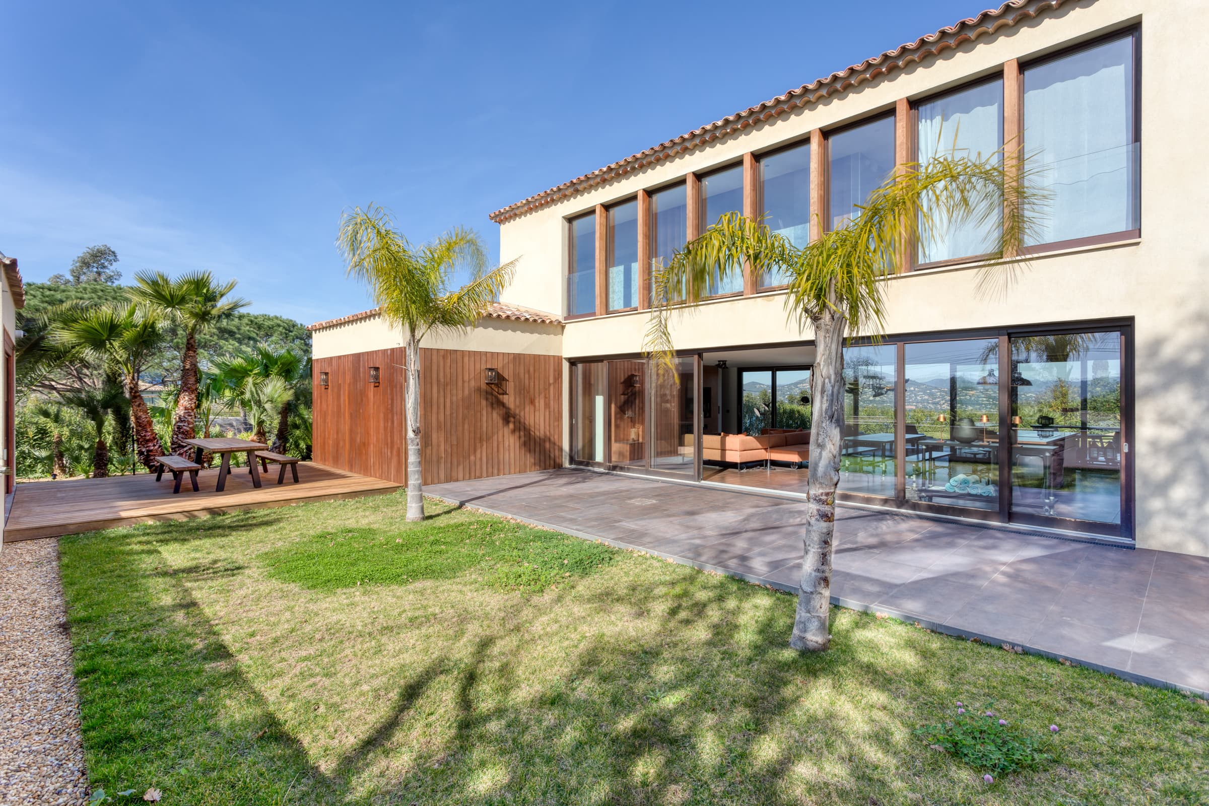 Superbe villa contemporaine à vendre à Gassin, Domaine de Sinopolis. Façade raffinée et jardin privé avec piscine chauffée.
