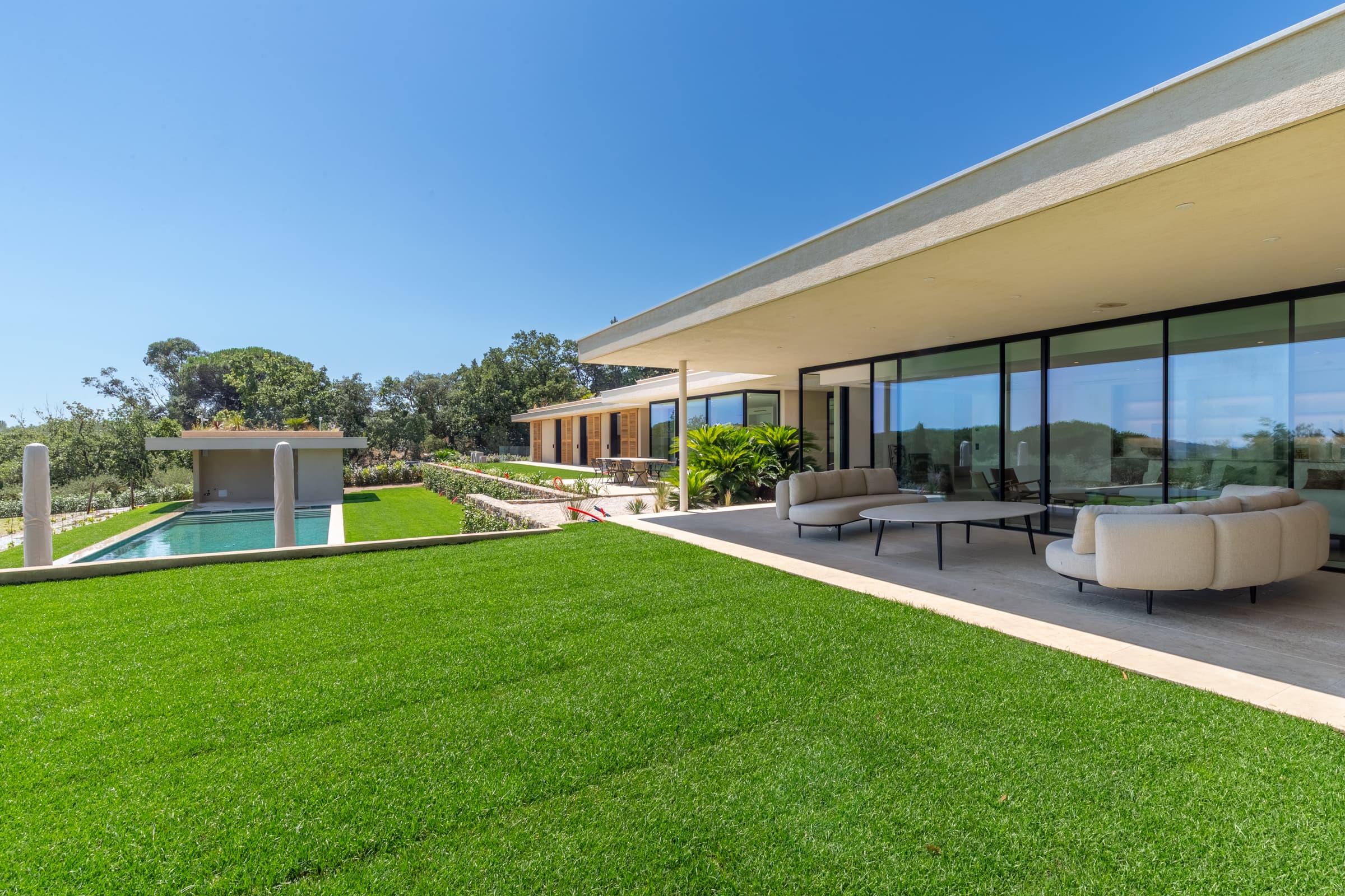 Villa de luxe à vendre à Pampelonne : jardin méditerranéen avec coins détente et vue mer.