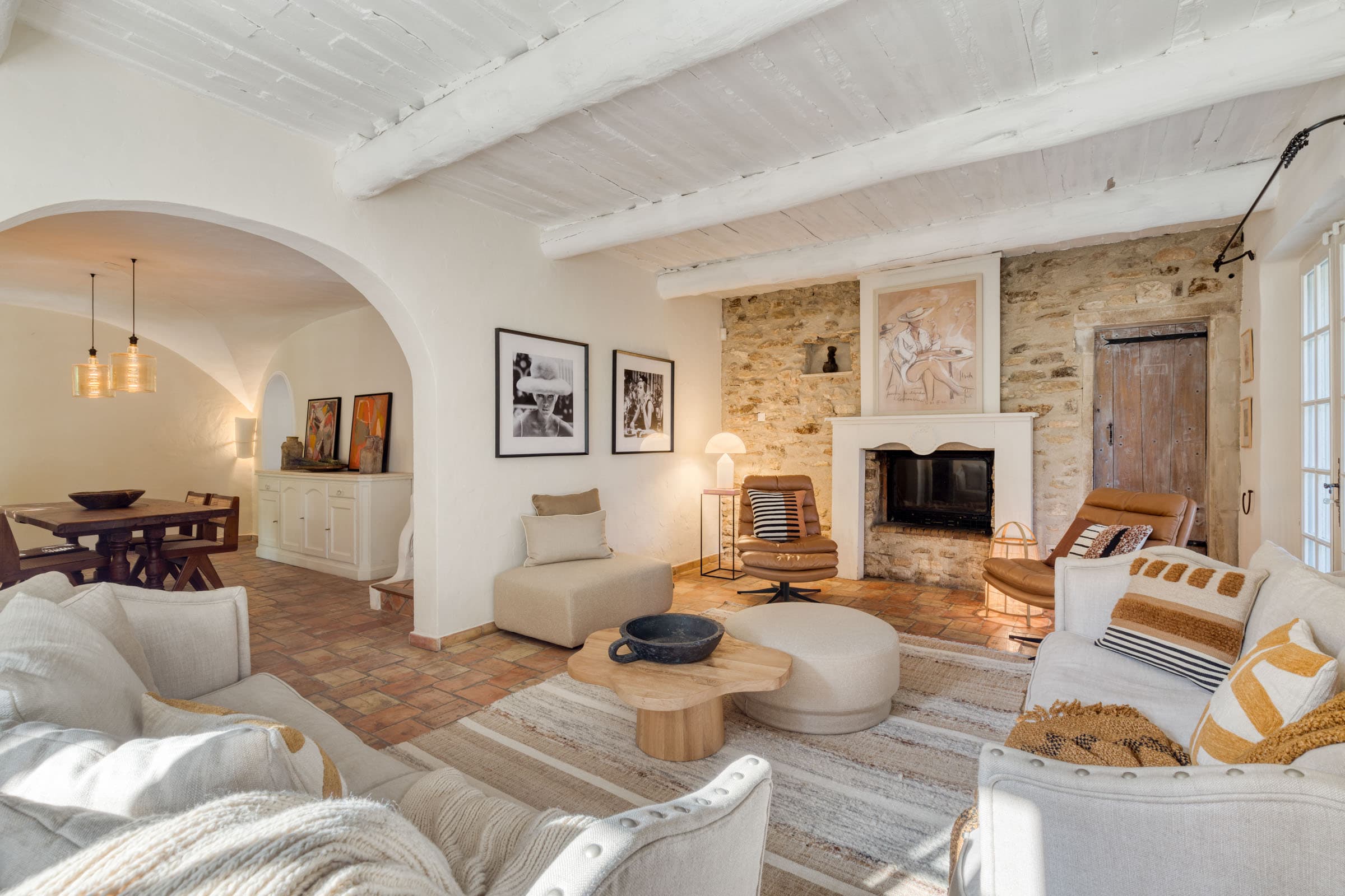 Salon spacieux et lumineux d’une villa à vendre à Maubec, bastide charmante avec cheminée et accès à la terrasse, 4 chambres, parfait état.