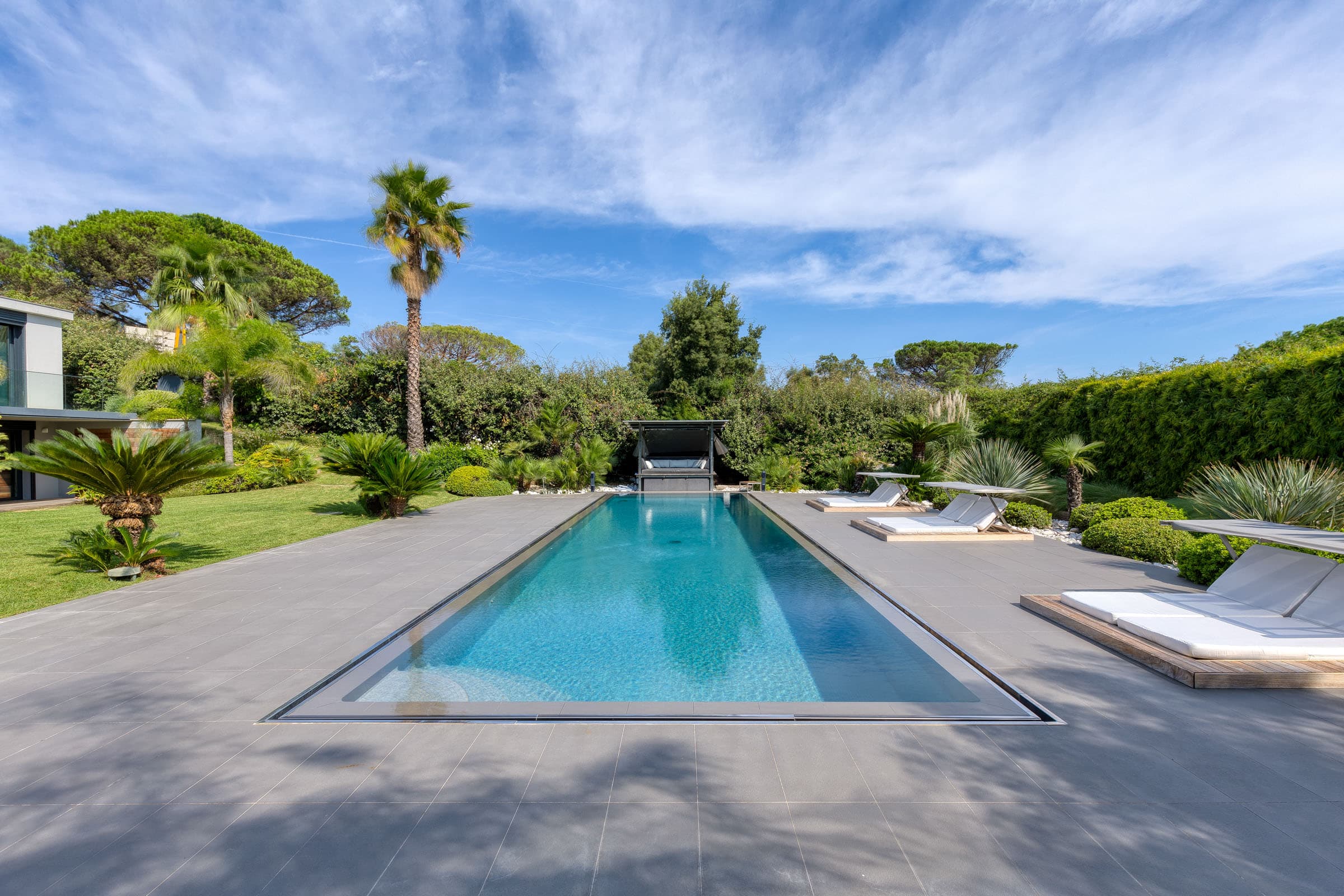 Piscine et jardin paysager d’une villa contemporaine à vendre à Ramatuelle, à quelques mètres des plages de Pampelonne.