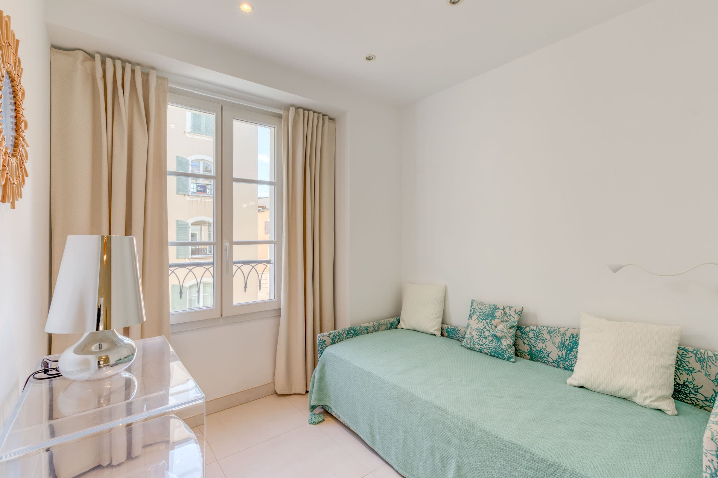 Troisième chambre polyvalente idéale pour enfant ou bureau dans un appartement luxe à Saint-Tropez.