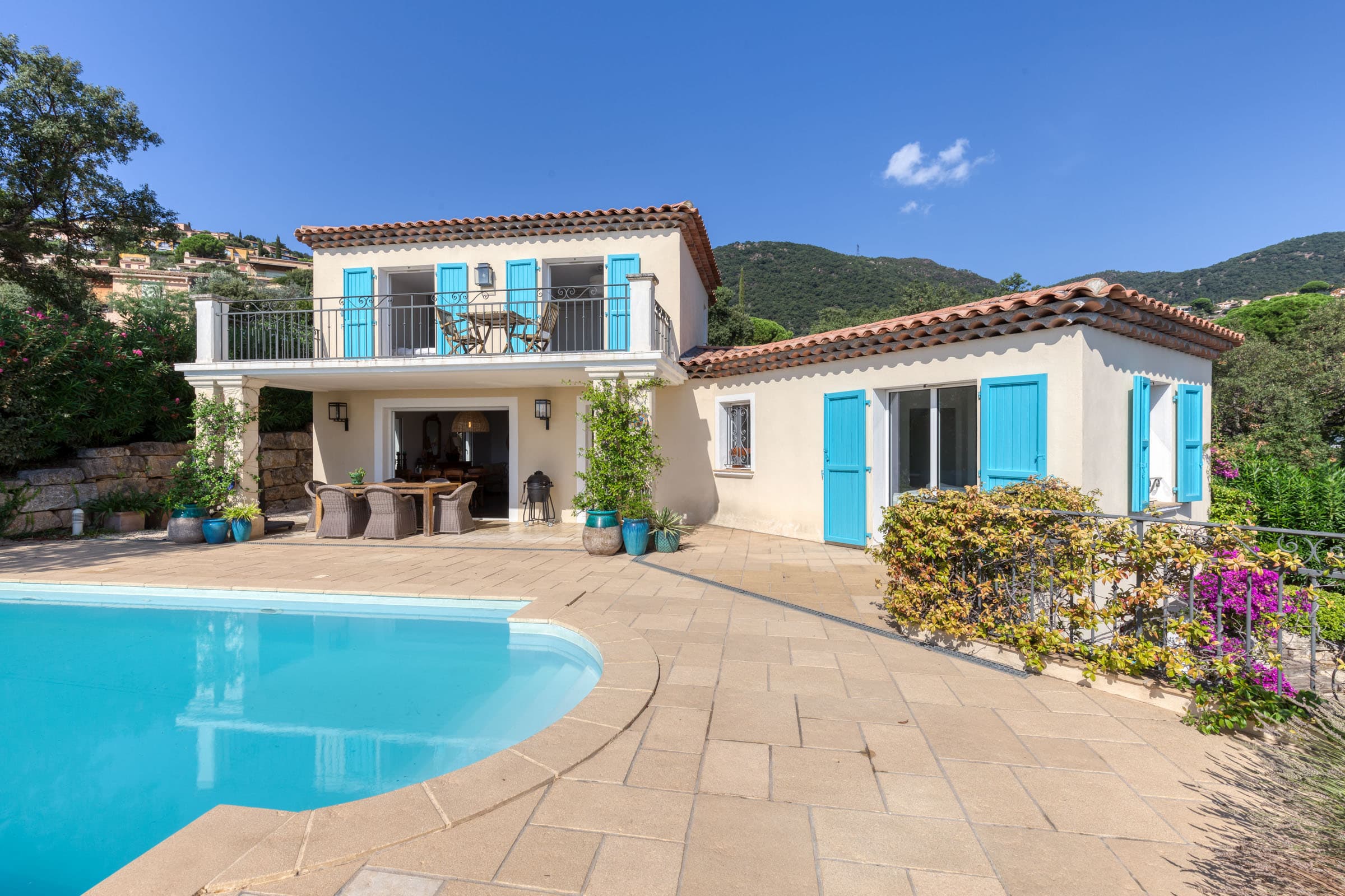Villa néo-provençale récente à Cavalaire-sur-Mer avec jardin paysager, piscine et vue mer, proche du centre et des plages.