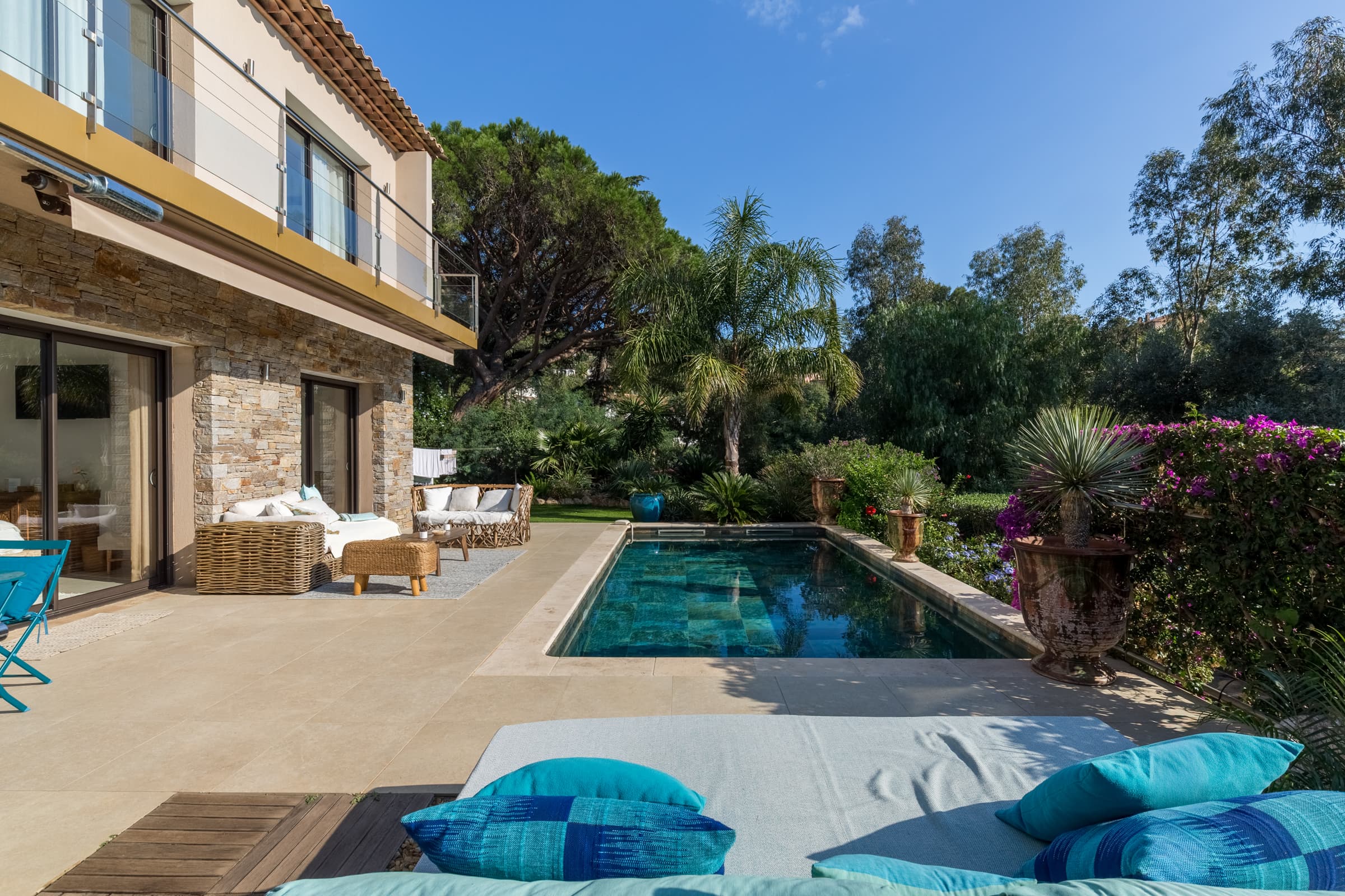 Piscine chauffée de 32 m² avec terrasses ensoleillées et vue dégagée. Villa contemporaine d’architecte à Sainte-Maxime, confort et sérénité.