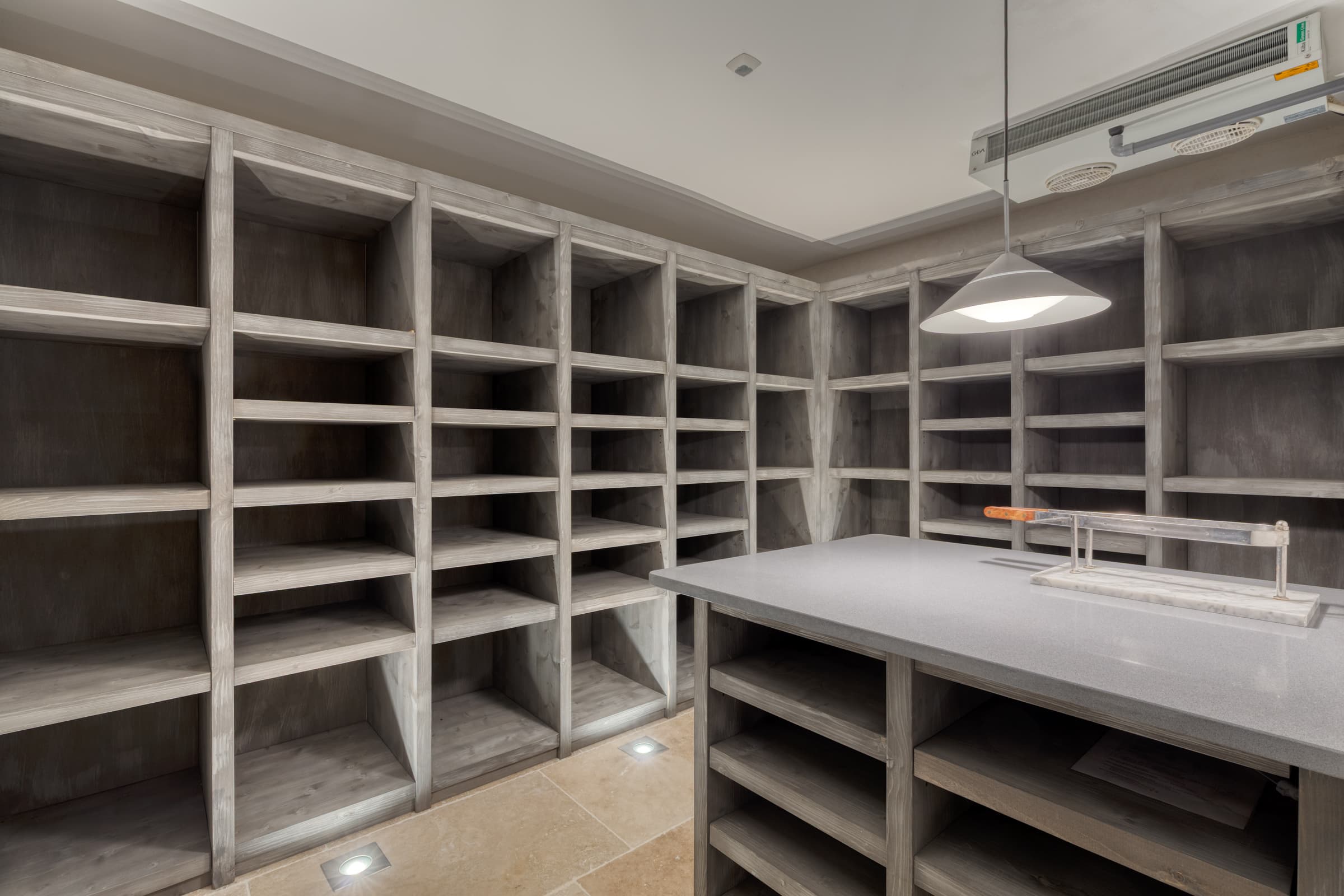 Cave à vin élégante pour collectionneurs. Élégance et art de vivre dans une villa de luxe à La Croix-Valmer.