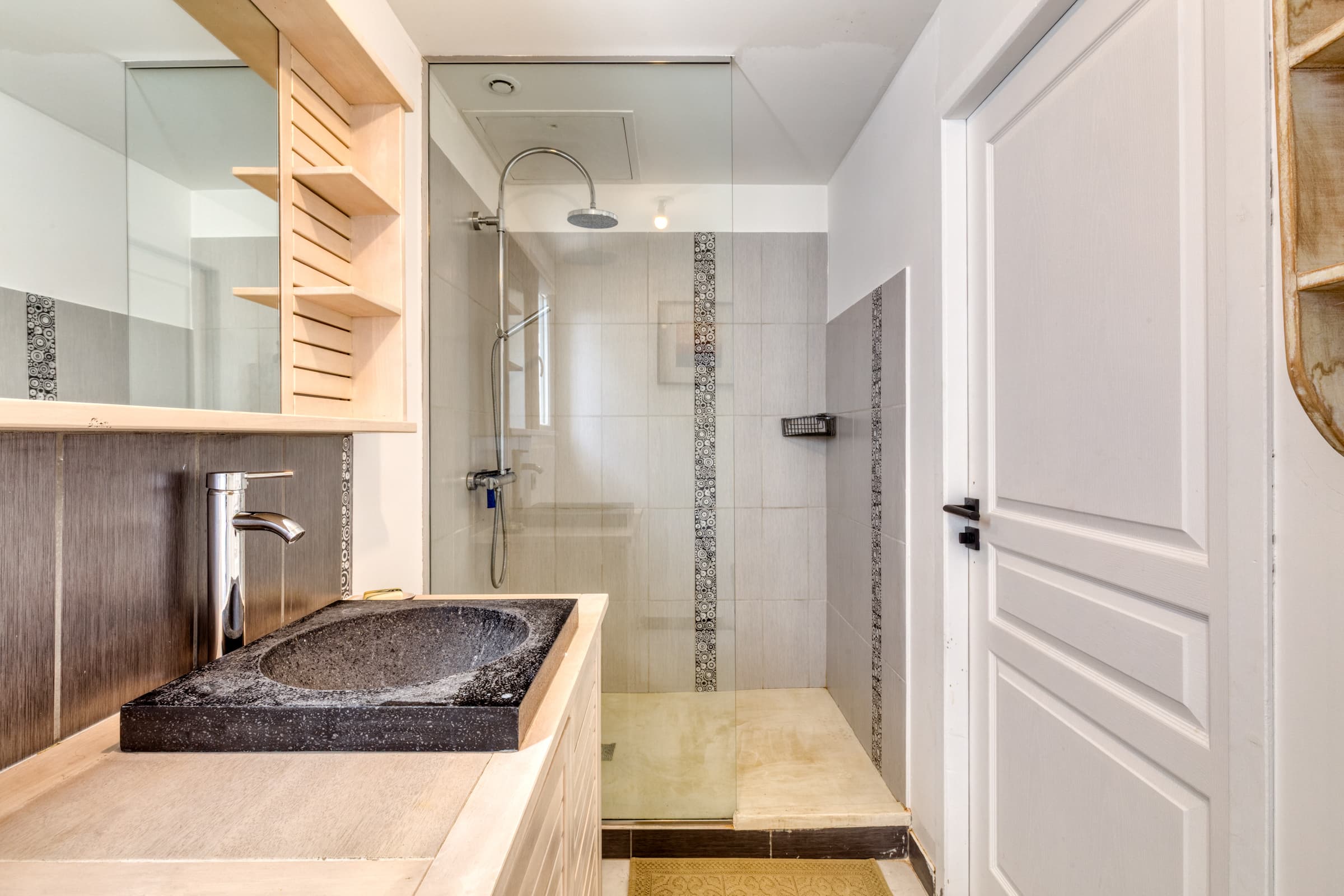 Salle de bain élégante de la villa à vendre, finitions haut de gamme et douche italienne.