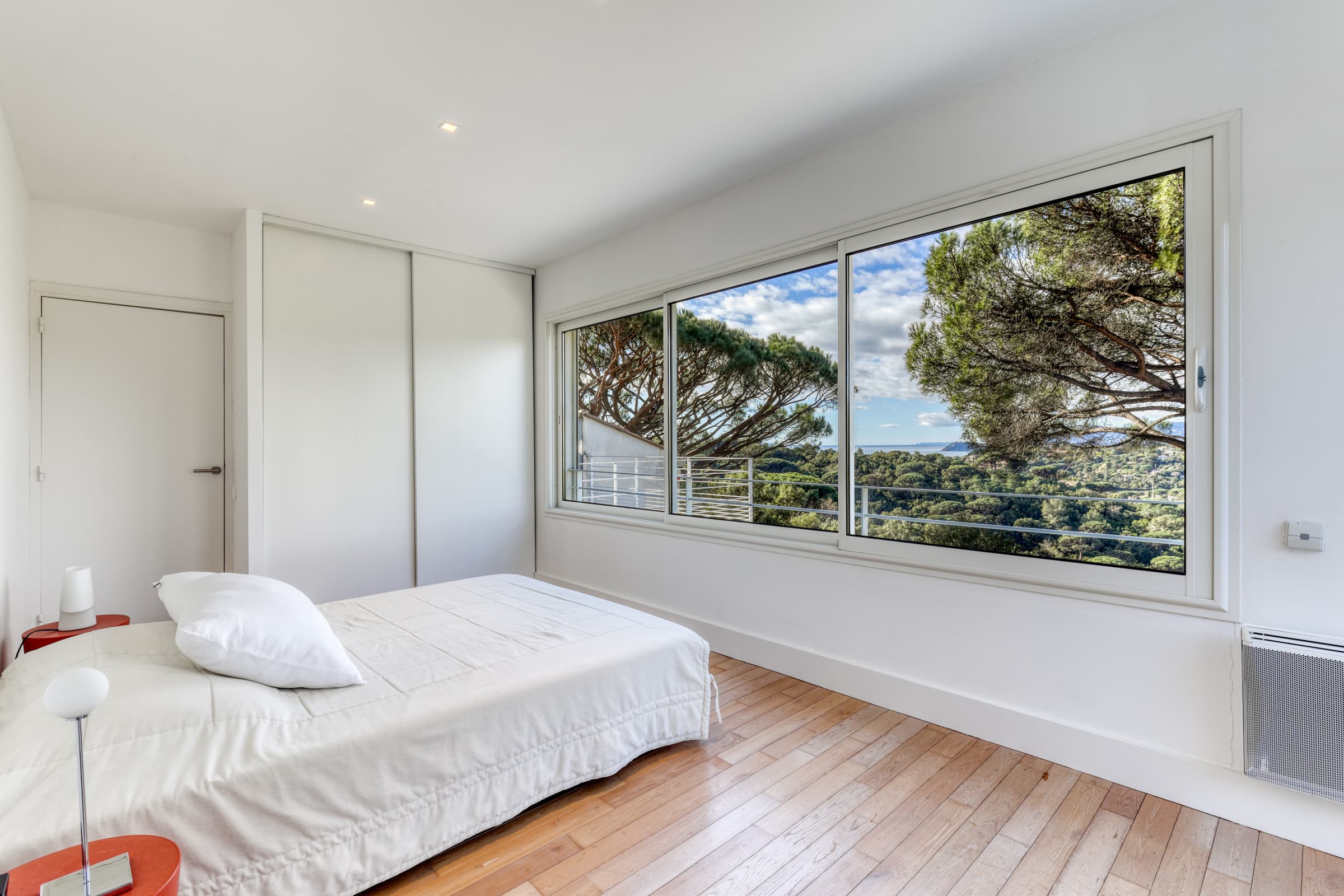 Suite parentale avec salle de bains et terrasse pour cette villa à vendre à La Croix-Valmer.