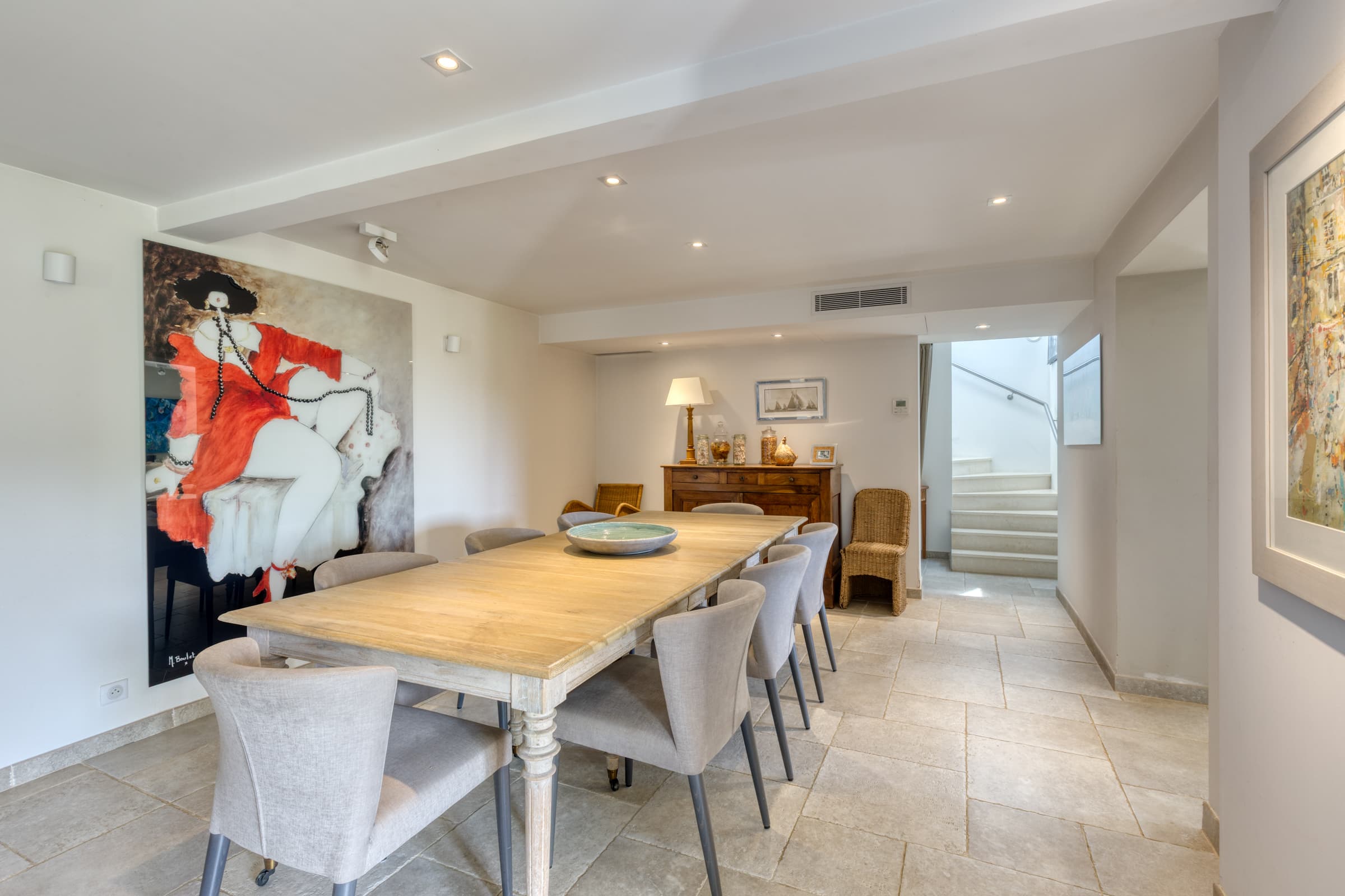 Coin repas dans une villa à vendre à La Croix-Valmer avec vue sur parc méditerranéen et mer, Gigaro.