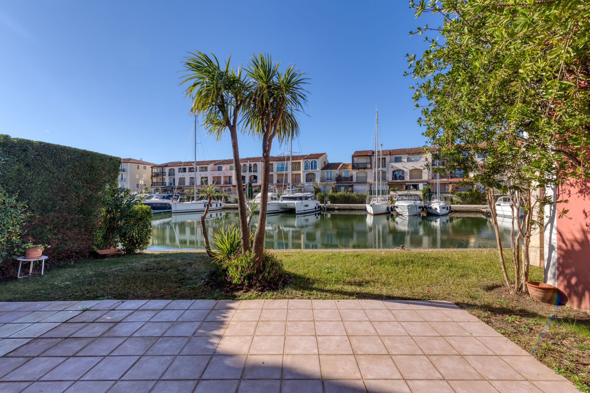 Propriété à vendre Port-Grimaud avec grands amarrages privés de 20 mètres, accès direct au port et cadre paisible.