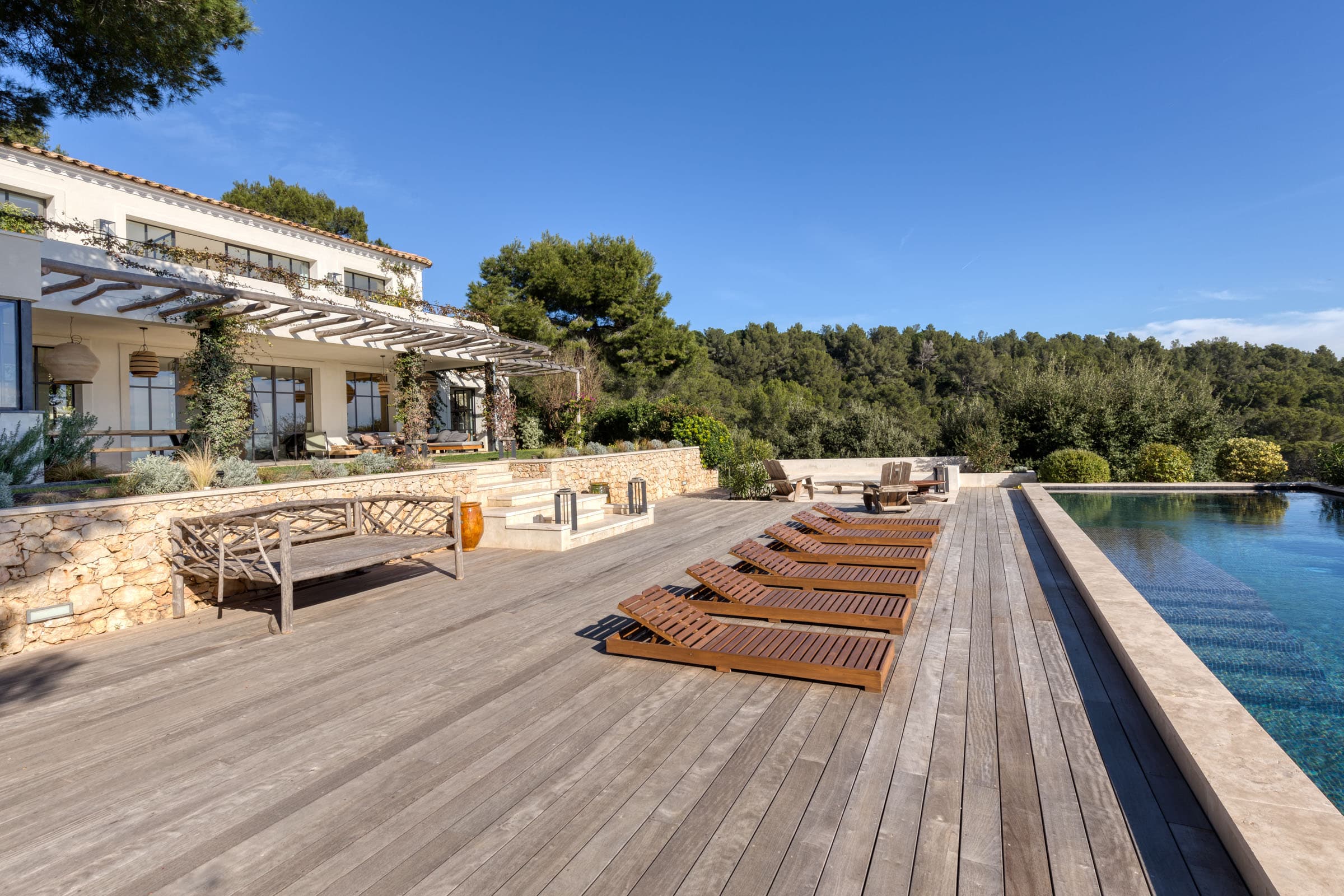 Terrasses plein sud avec panorama mer spectaculaire, propriété d’exception à vendre proche Saint-Tropez.