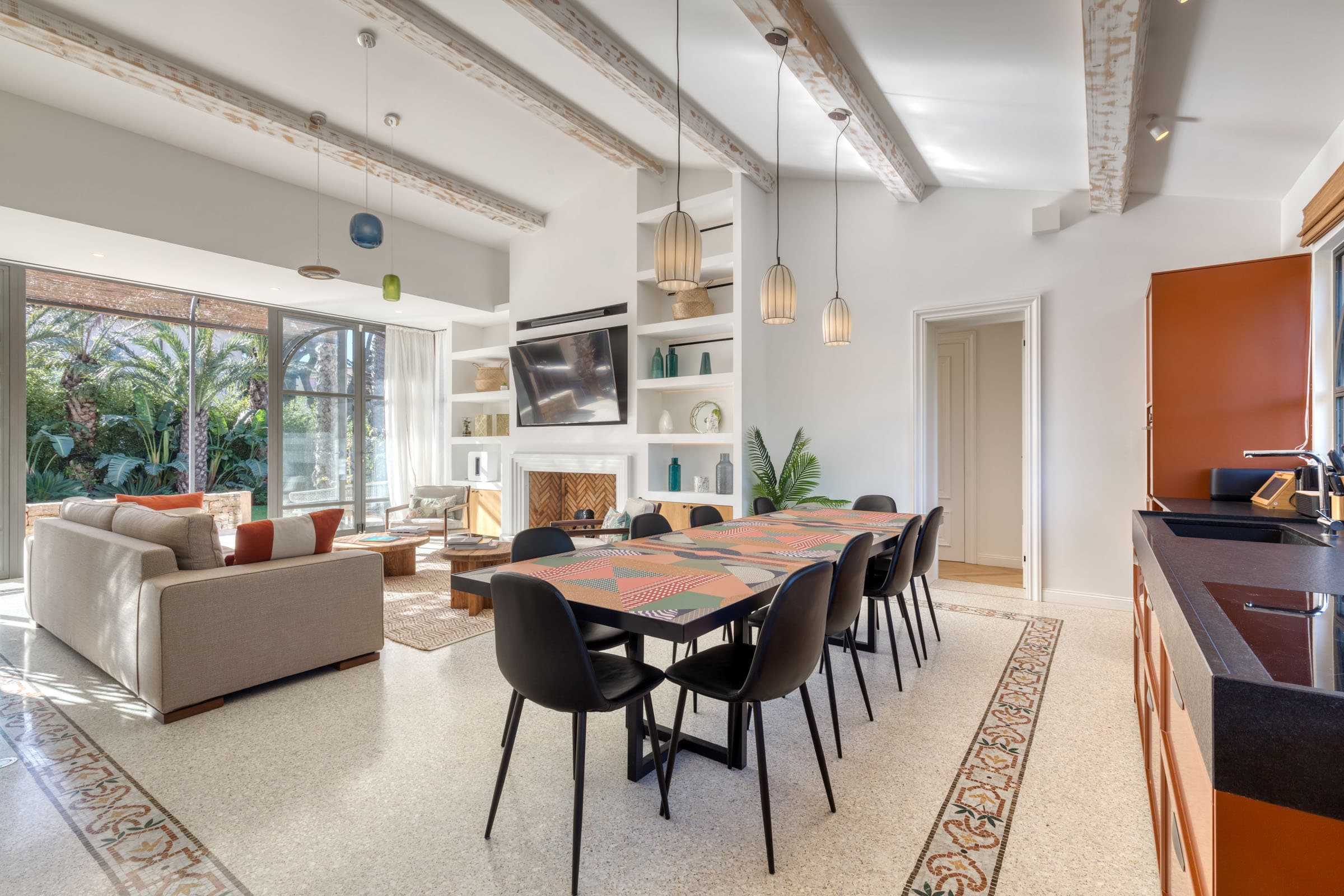 Espace repas élégant ouvert sur la terrasse dans une villa de luxe à vendre au cœur de Saint-Tropez, parfait pour recevoir.