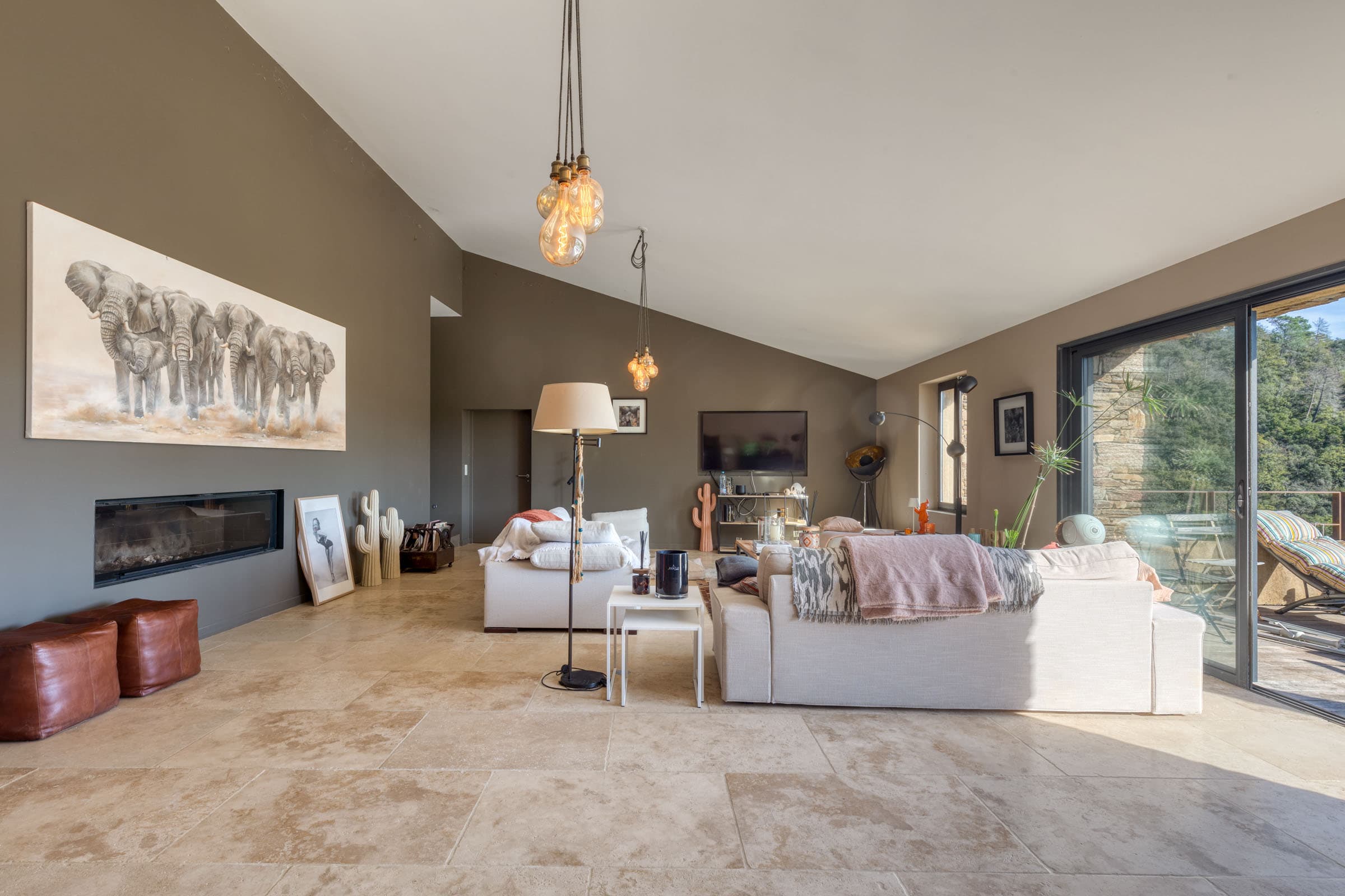 Salon lumineux et élégant de 70 m² dans cette propriété unique à vendre à La Garde-Freinet, parfait pour recevoir et profiter de la vue panoramique sur le Golfe.
