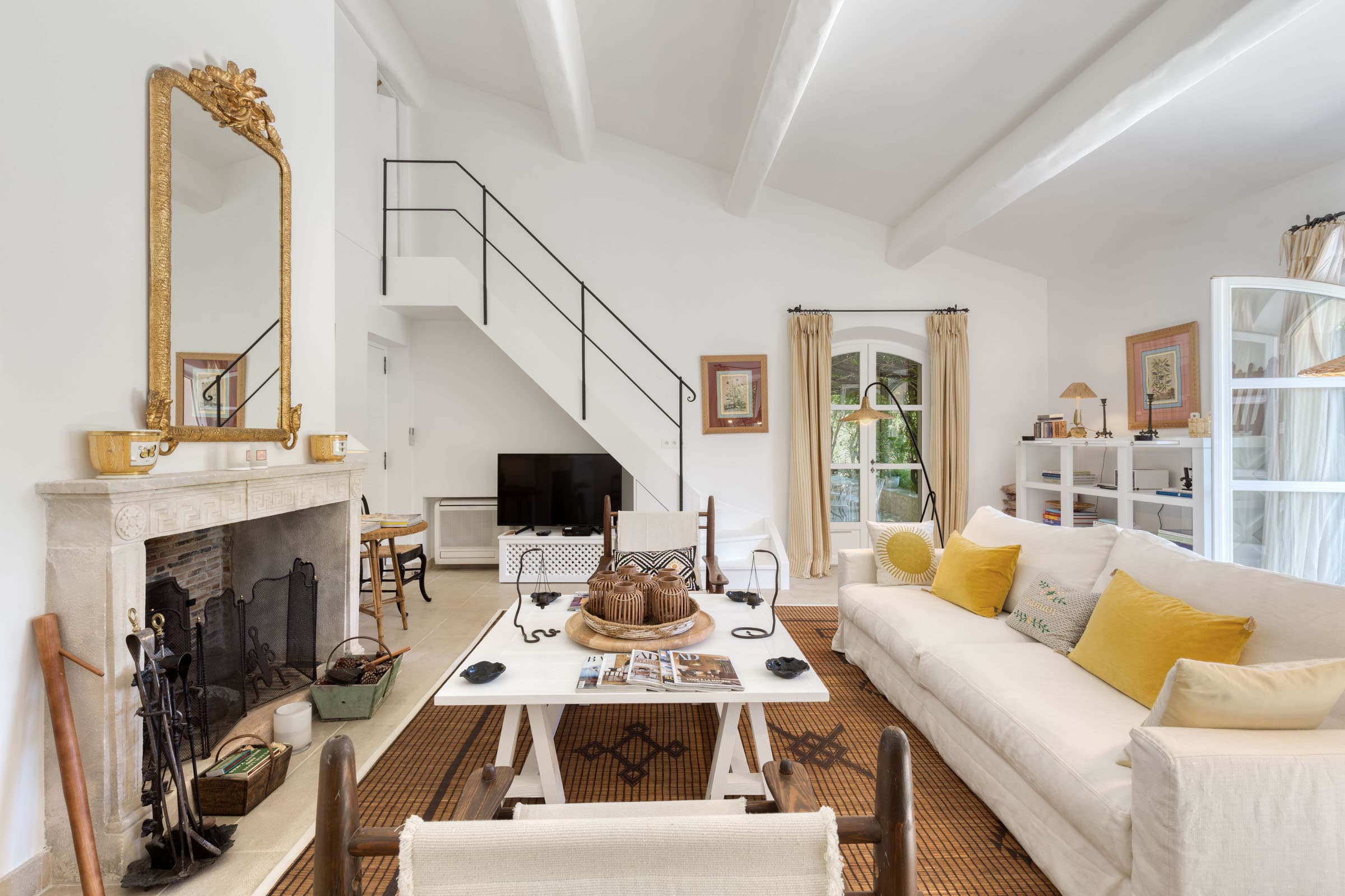 Salon chaleureux avec cheminée dans maison de campagne à vendre à Grimaud. Accès terrasse et ambiance provençale authentique.